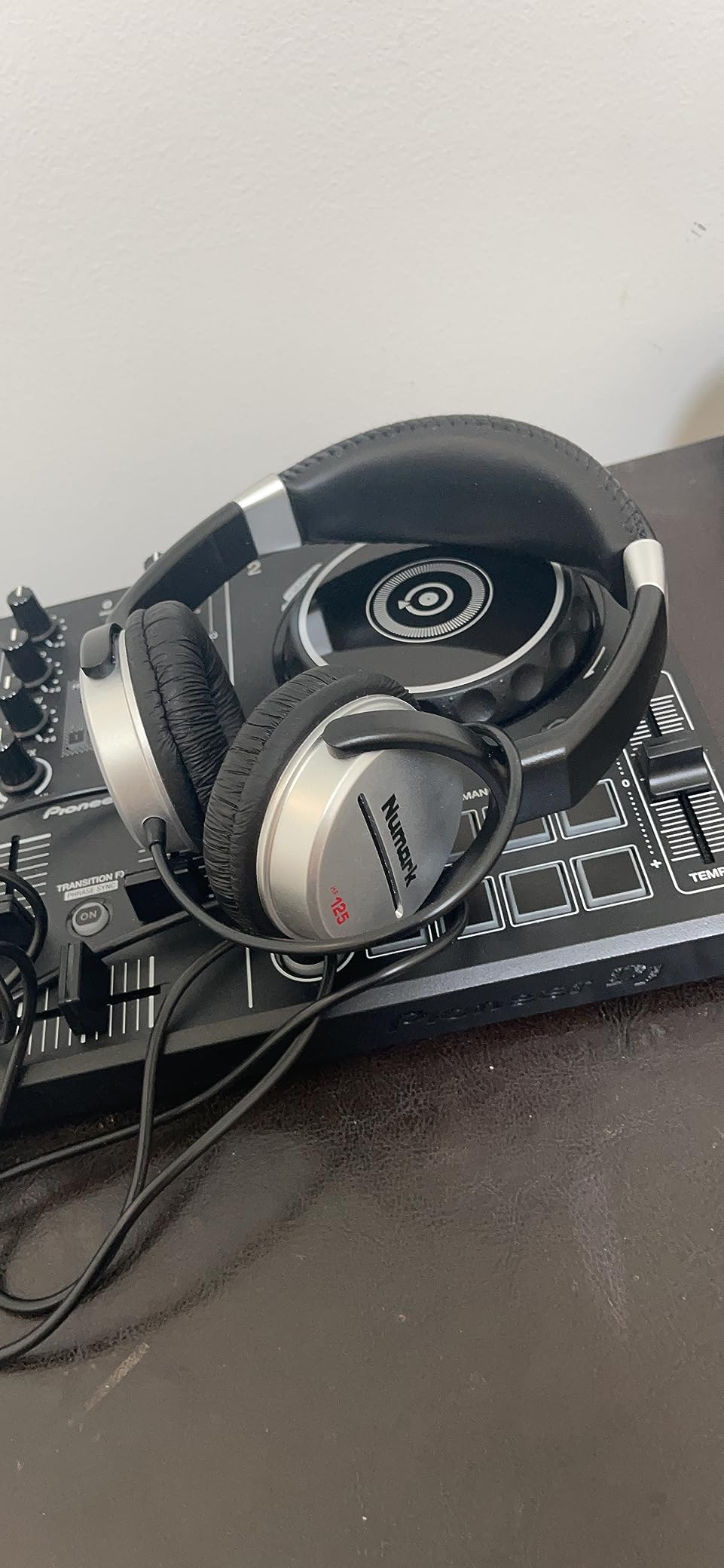 Numark HF125 | Ultra-Portable Professional DJ Headphones With 6ft Cable, 40mm Drivers for Extended Response & Closed Back Design for Superior Isolation, Silver, Оne Расk Customer Review Numark HF125 | Ultra-Portable Professional DJ Headphones With 6ft Cable, 40mm Drivers for Extended Response & Closed Back Design for Superior Isolation, Silver, Оne Расk - Customer Photo 1