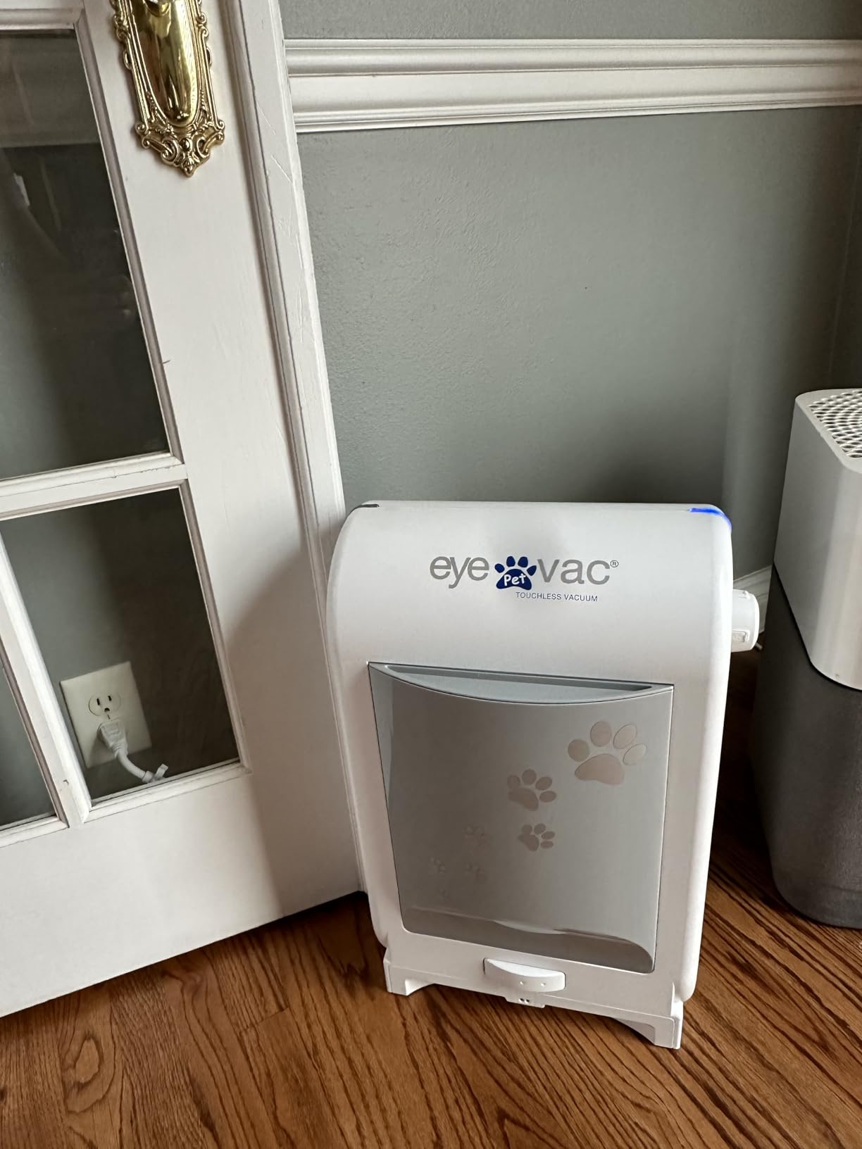 EyeVac Pro Touchless Vacuum Automatic Dustpan - Ultra Fast & Powerful - Great for Sweeping Salon Pet Hair Food Dirt Kitchen, Corded Canister Vacuum, Bagless, Automatic Sensors, 1400 Watt (Black) - Customer Photo 1