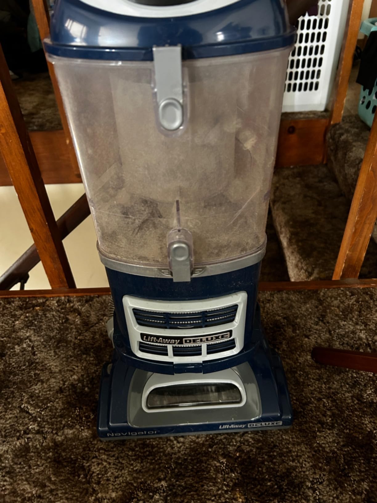 Shark | Upright Vacuum Cleaner | Navigator Lift-Away | Swivel Steering | HEPA Filter | Vacuum for Pet Hair | Crevice Tool & Dusting Brush Included | For Carpets & Hard Floors | White/Silver | NV356E - Customer Photo 5