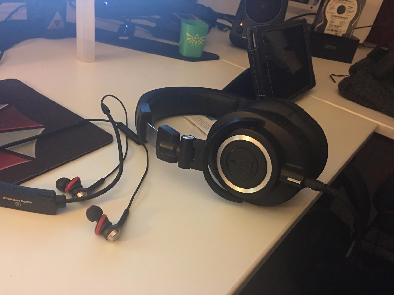 Audio-Technica ATH-M50x Professional Studio Monitor Headphones, Black - Customer Photo 4