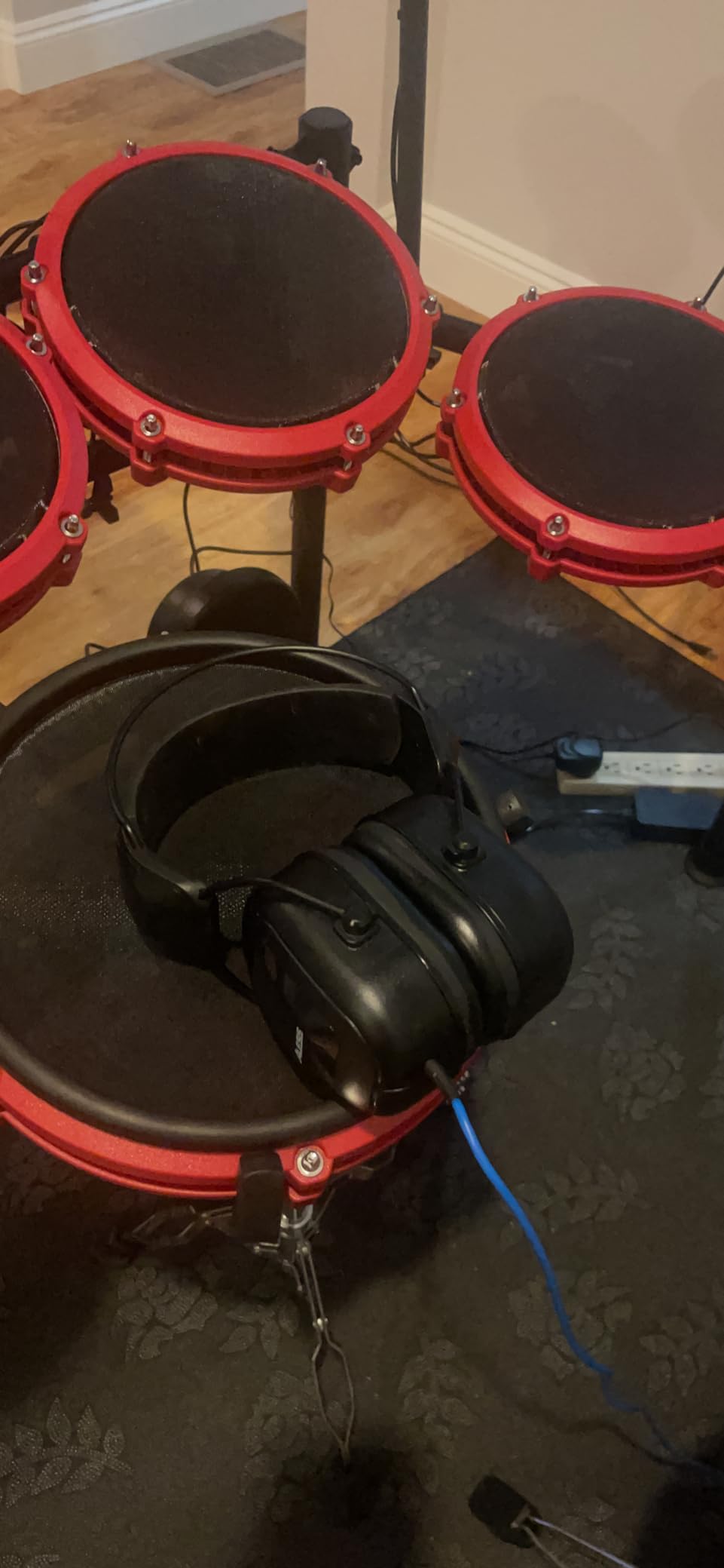 Alesis DRP100 - Over-Ear Reference Headphones Built for Professional Electronic Drum Monitoring and Superior Audio Isolation - Customer Photo 2