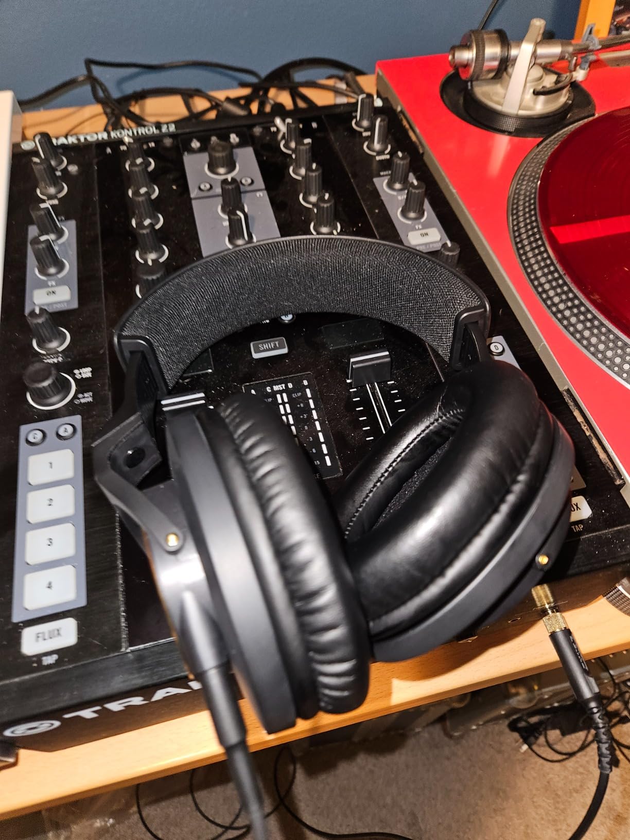 Shure SRH840A Over-Ear Wired Headphones for Critical Listening & Monitoring, Professional Headset - Customer Photo 1