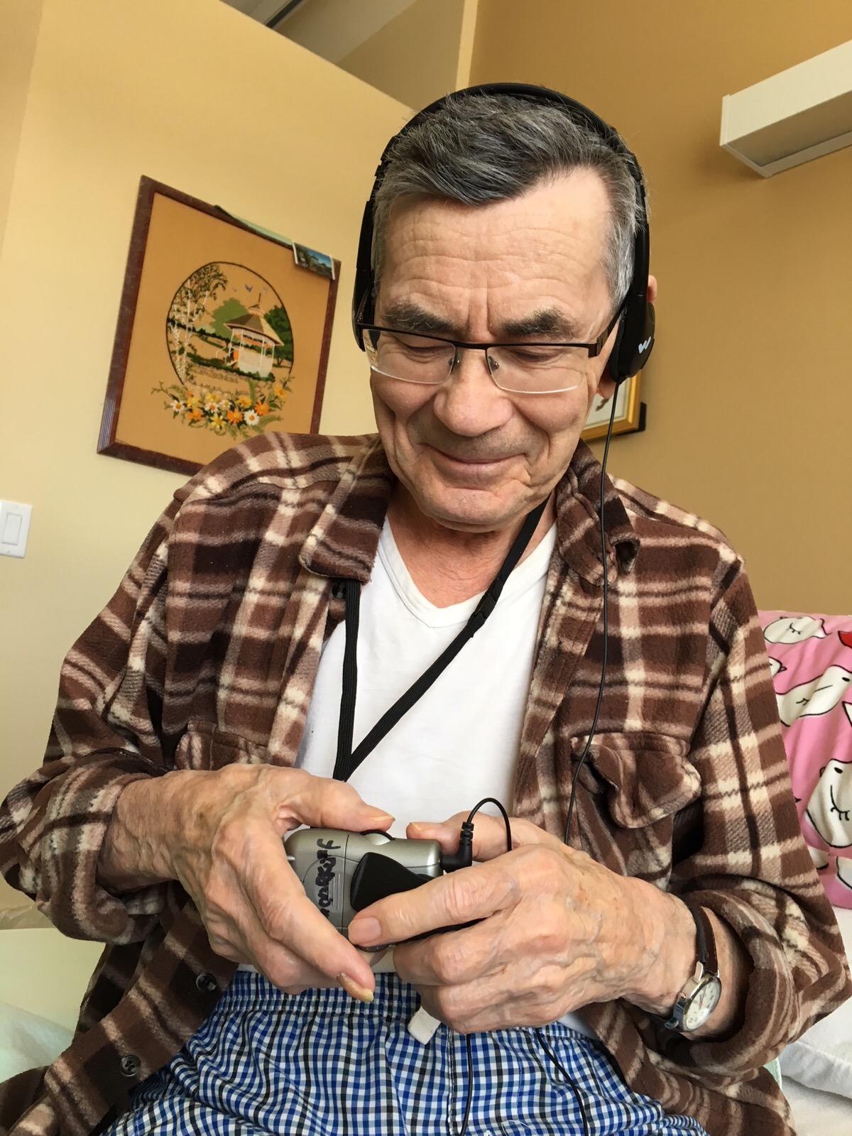 Williams Sound Pocketalker Ultra Hearing Amplifier | Easy-to-Use Hearing Amplifier for Seniors | Year Supply of Batteries | Amplified Sound Assistive Listening Device with Headphones for Elderly | Hearing Assist Earbuds - Customer Photo 1