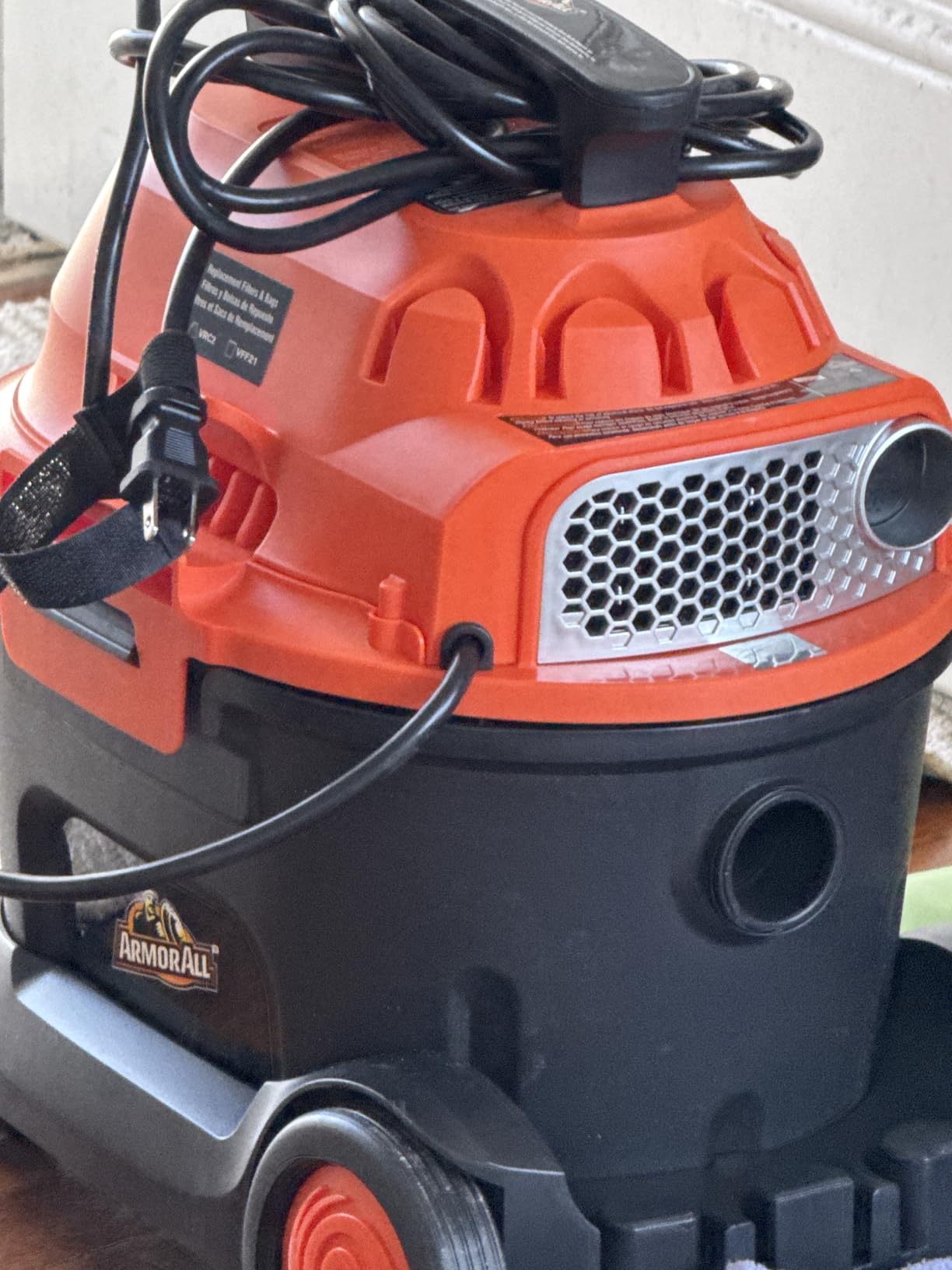 Armor All AA255W Wet/Dry Utility Vac 2.5 Gallon, 2.5-Gallon,120 Volts (AC), Orange/Black - Customer Photo 2