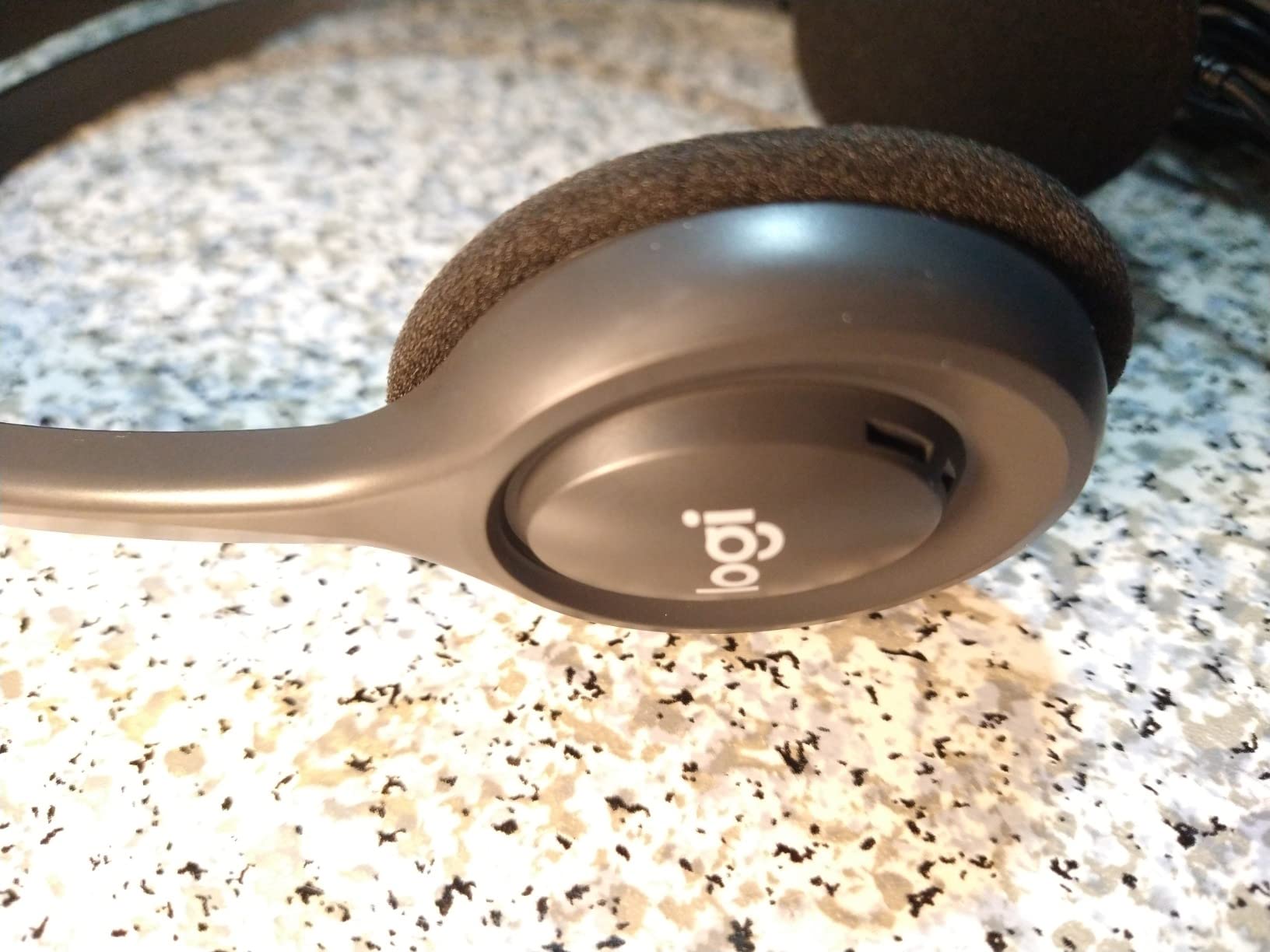 Logitech H111 Wired Headset, Stereo Headphones with Noise-Cancelling Microphone, 3.5 mm Audio Jack, PC/Mac/Laptop/Smartphone/Tablet - Black - Customer Photo 1