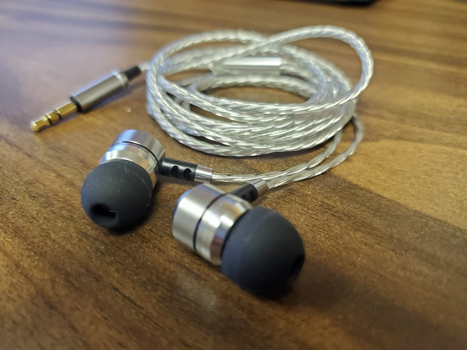 Sephia SP3060 Wired Headphones, HD Bass Driven Audio, Lightweight Aluminum Wired in Ear Earbud Headphones, S/M/L Ear Bud Tips, Earphone Case, 3.5mm Tangle-Free Cord, No Mic - Customer Photo 1