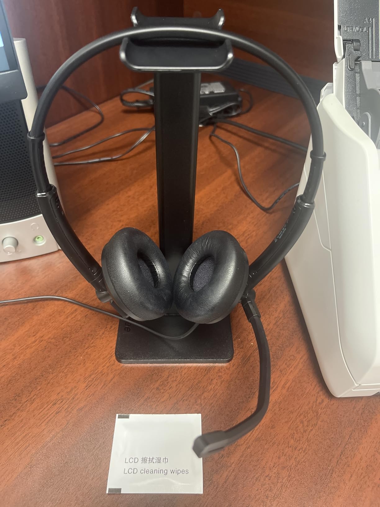 New bee Headphone Stand Headset Holder Earphone Stand with Aluminum Supporting Bar Flexible Headrest ABS Solid Base for All Headphones Size (Black) - Customer Photo 1