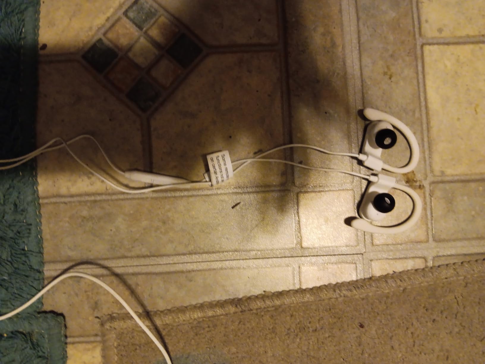 Avantree E171 - AUX 3.5mm Wired Earbuds with Microphone & in-Line Volume Control, Compatible with Traditional 3.5mm AUX Phones Corded Headphones with Ear Hook for Running & Sports, Black Customer Review Avantree E171 - AUX 3.5mm Wired Earbuds with Microphone & in-Line Volume Control, Compatible with Traditional 3.5mm AUX Phones Corded Headphones with Ear Hook for Running & Sports, Black - Customer Photo 4