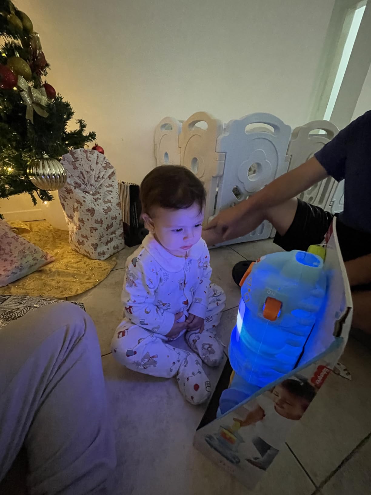 Fisher-Price Toddler Toy Laugh & Learn Light-Up Learning Vacuum Musical Push Along for Pretend Play Infants Ages 1+ Years (Amazon Exclusive) - Customer Photo 2