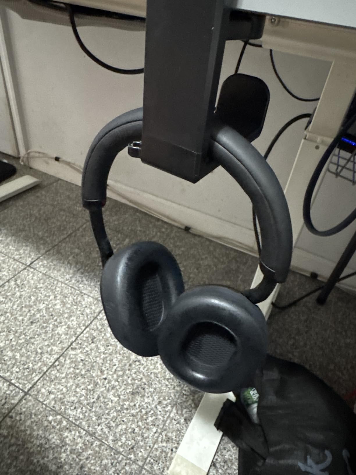 EURPMASK Rotating Headphone Stand - PC Gaming Headset Holder, Adjustable Clamp-on Under Desk Hanger With 360 Degree Swivel & Cable Clip Organizer - Black customer photo 2