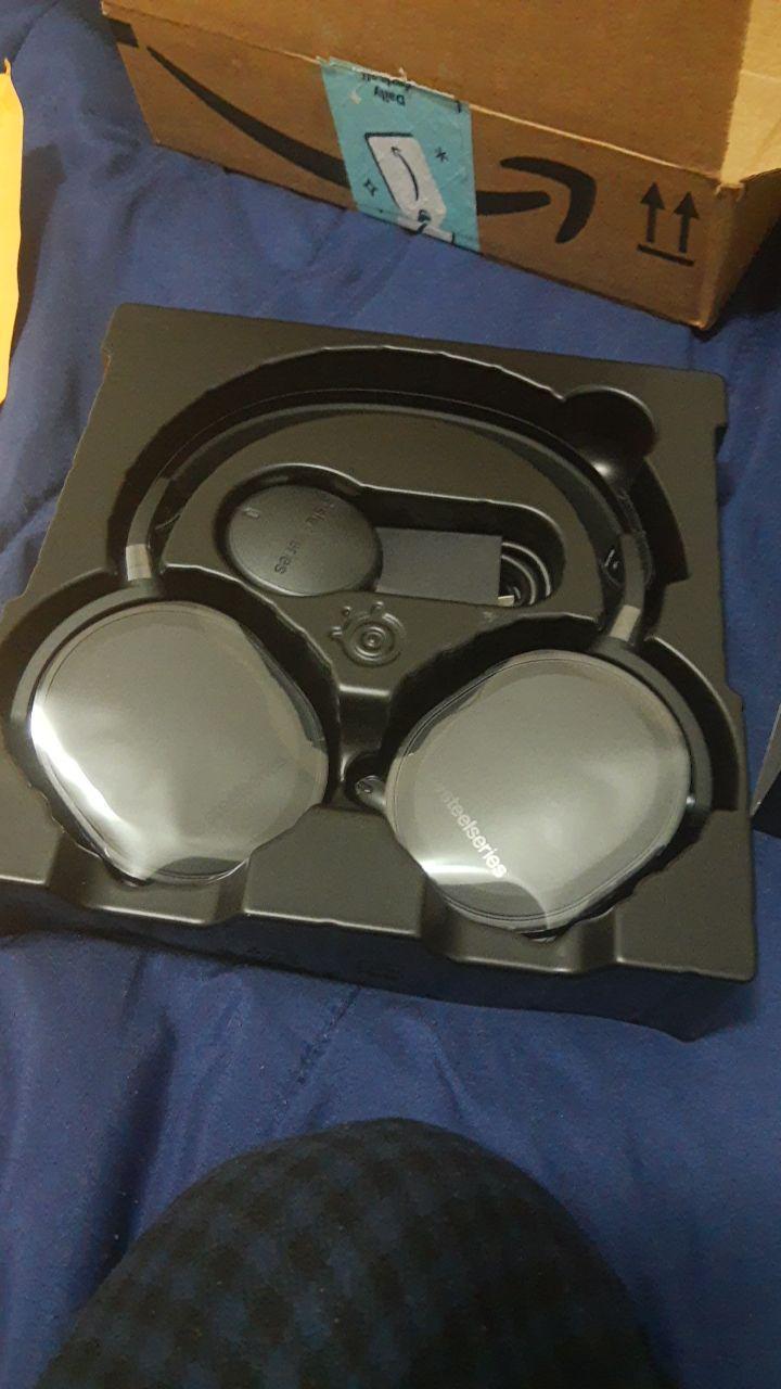 SteelSeries Arctis 7 - Lossless Wireless Gaming Headset with DTS Headphone: X v2.0 Surround - for PC and PlayStation 4 - Black - Customer Photo 1