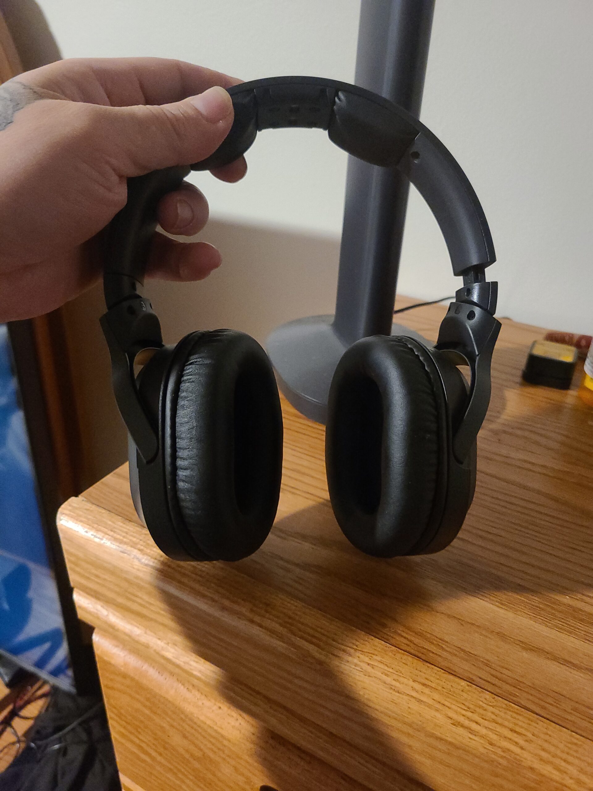 Sony RF400 Wireless Home Theater Headphones for Watching TV (WHRF400), Black, 2.9 (Requires use of RCA Audio Out or Headphone Jack on Television) - Customer Photo 2