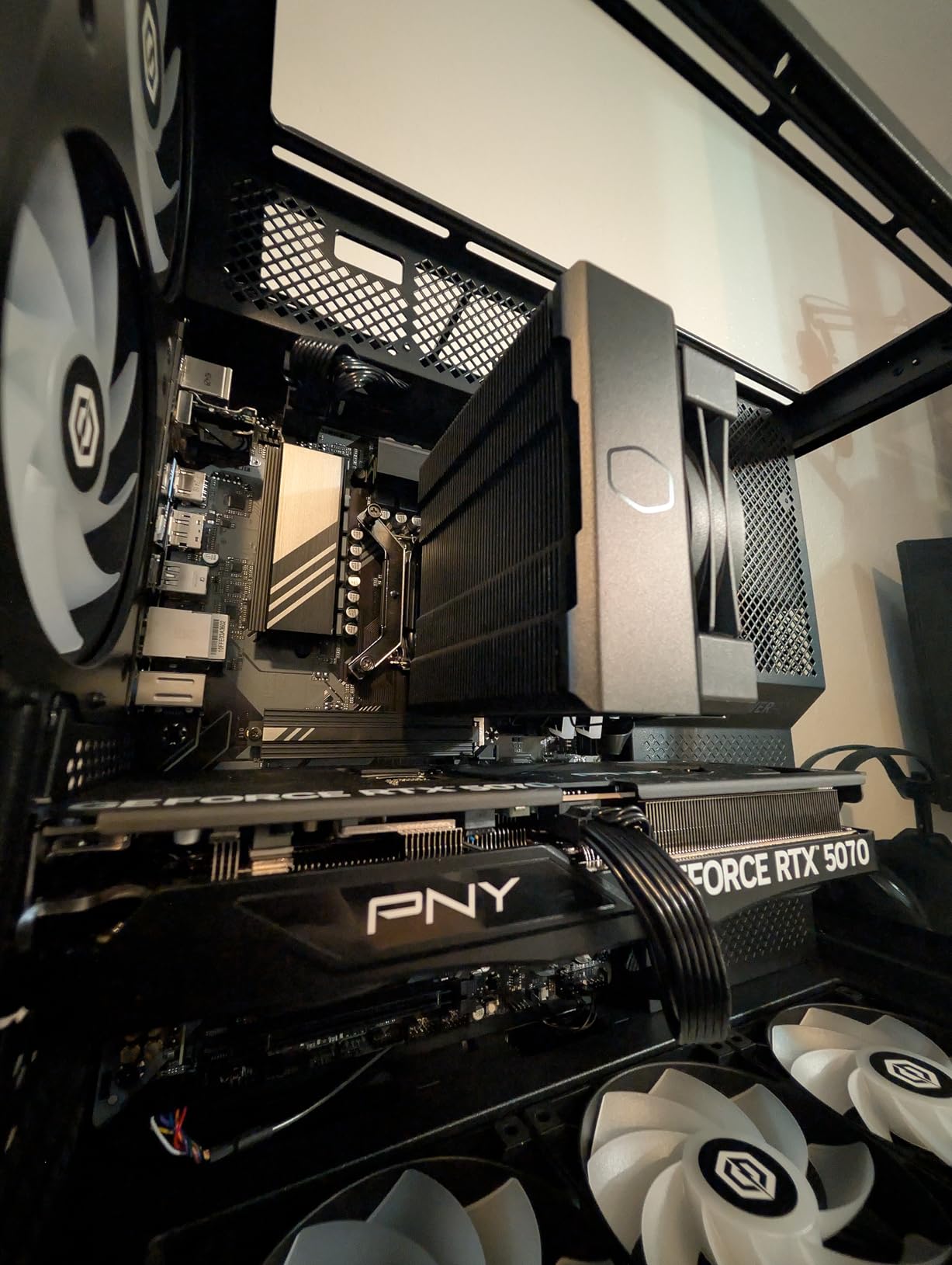 Cooler Master Hyper 212 Black CPU Air Cooler, SickleFlow 120 Edge PWM Fan, Aluminum Top Cover, 4 Copper Heat Pipes, 152mm Tall, AMD Ryzen AM5/AM4, Intel LGA 1851/1700/1200 Brackets - Customer Photo 2