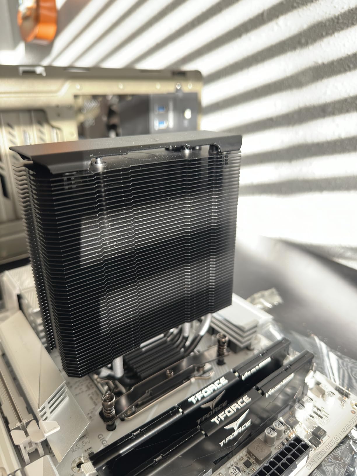 Cooler Master Hyper 212 Black CPU Air Cooler, SickleFlow 120 Edge PWM Fan, Aluminum Top Cover, 4 Copper Heat Pipes, 152mm Tall, AMD Ryzen AM5/AM4, Intel LGA 1851/1700/1200 Brackets Customer Review Cooler Master Hyper 212 Black CPU Air Cooler, SickleFlow 120 Edge PWM Fan, Aluminum Top Cover, 4 Copper Heat Pipes, 152mm Tall, AMD Ryzen AM5/AM4, Intel LGA 1851/1700/1200 Brackets - Customer Photo 4