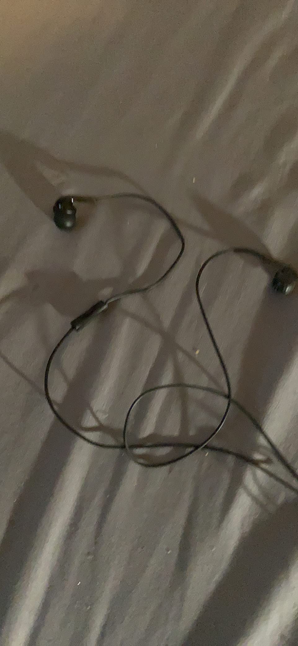 Amazon Basics Wired Earbuds with Microphone, In Ear Headphones, 3.5mm Jack, 4.2 ft long cable, S/M/L Ear Tips, Black - Customer Photo 3