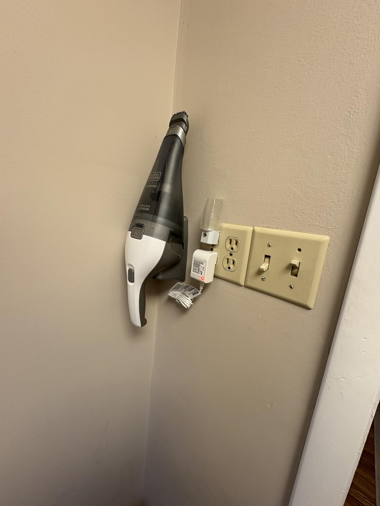 BLACK+DECKER dustbuster QuickClean Cordless Handheld Vacuum, Car Vacuum Portable (HNVC215B10) Customer Review BLACK+DECKER dustbuster QuickClean Cordless Handheld Vacuum, Car Vacuum Portable (HNVC215B10) - Customer Photo 3