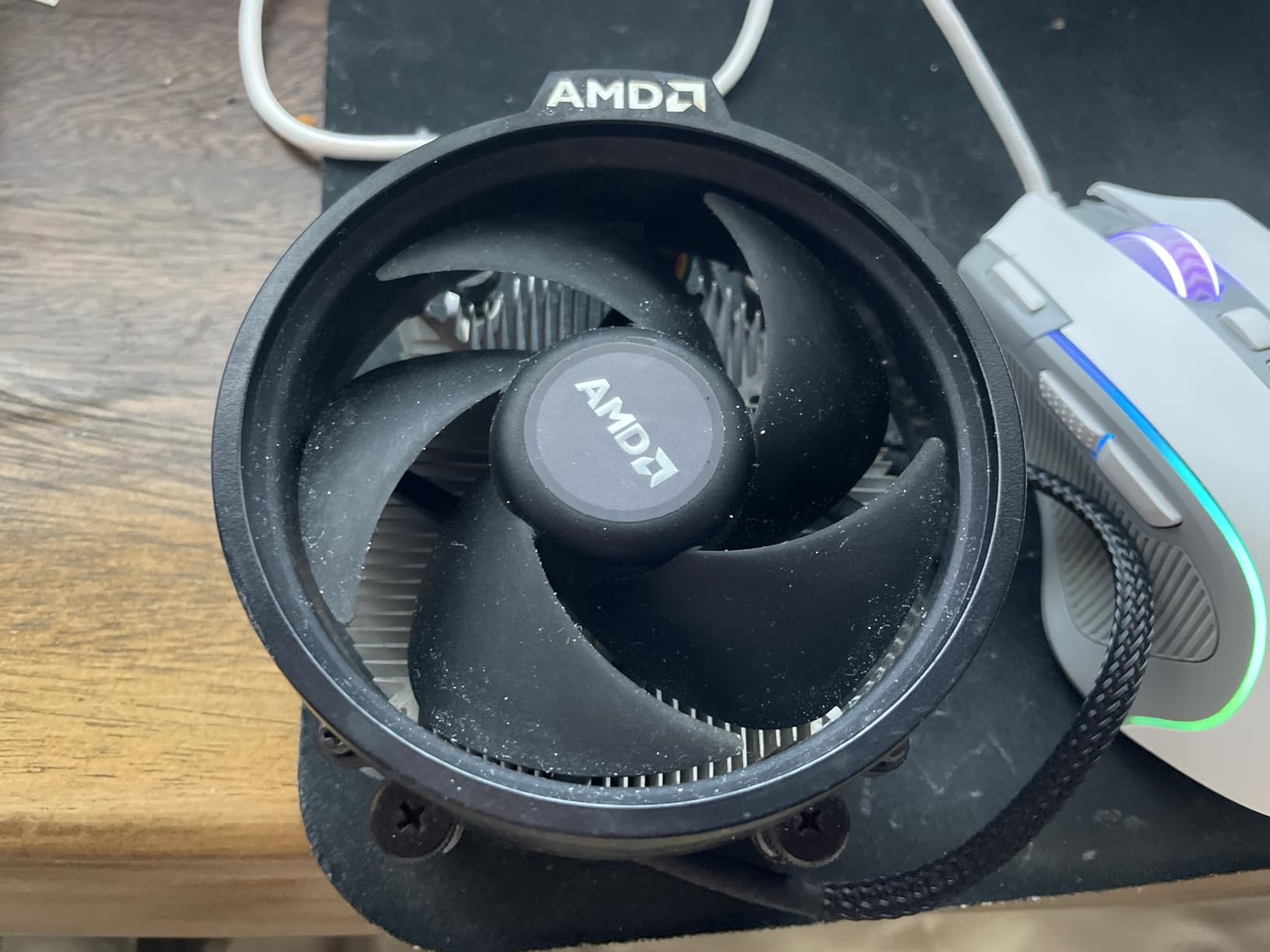 AMD Wraith Stealth Socket AM4 4-Pin Connector CPU Cooler with Aluminum Heatsink & 3.93-Inch Fan (Slim) Customer Review AMD Wraith Stealth Socket AM4 4-Pin Connector CPU Cooler with Aluminum Heatsink & 3.93-Inch Fan (Slim) - Customer Photo 1