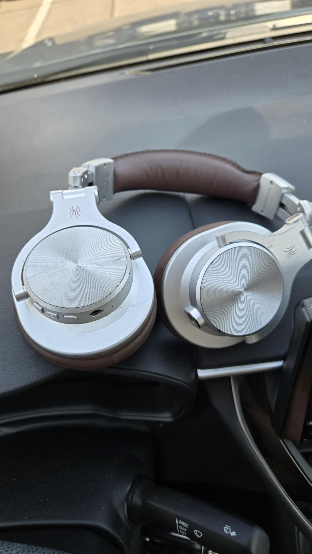 OneOdio A70 Bluetooth Over Ear Headphones, Wireless Headphones with 72H Playtime, Hi-Res, Built-in Mic, 3.5mm/6.35mm Wired Audio Jack for Studio Monitor & Mixing DJ Guitar AMP, Computer Laptop PC - Customer Photo 1