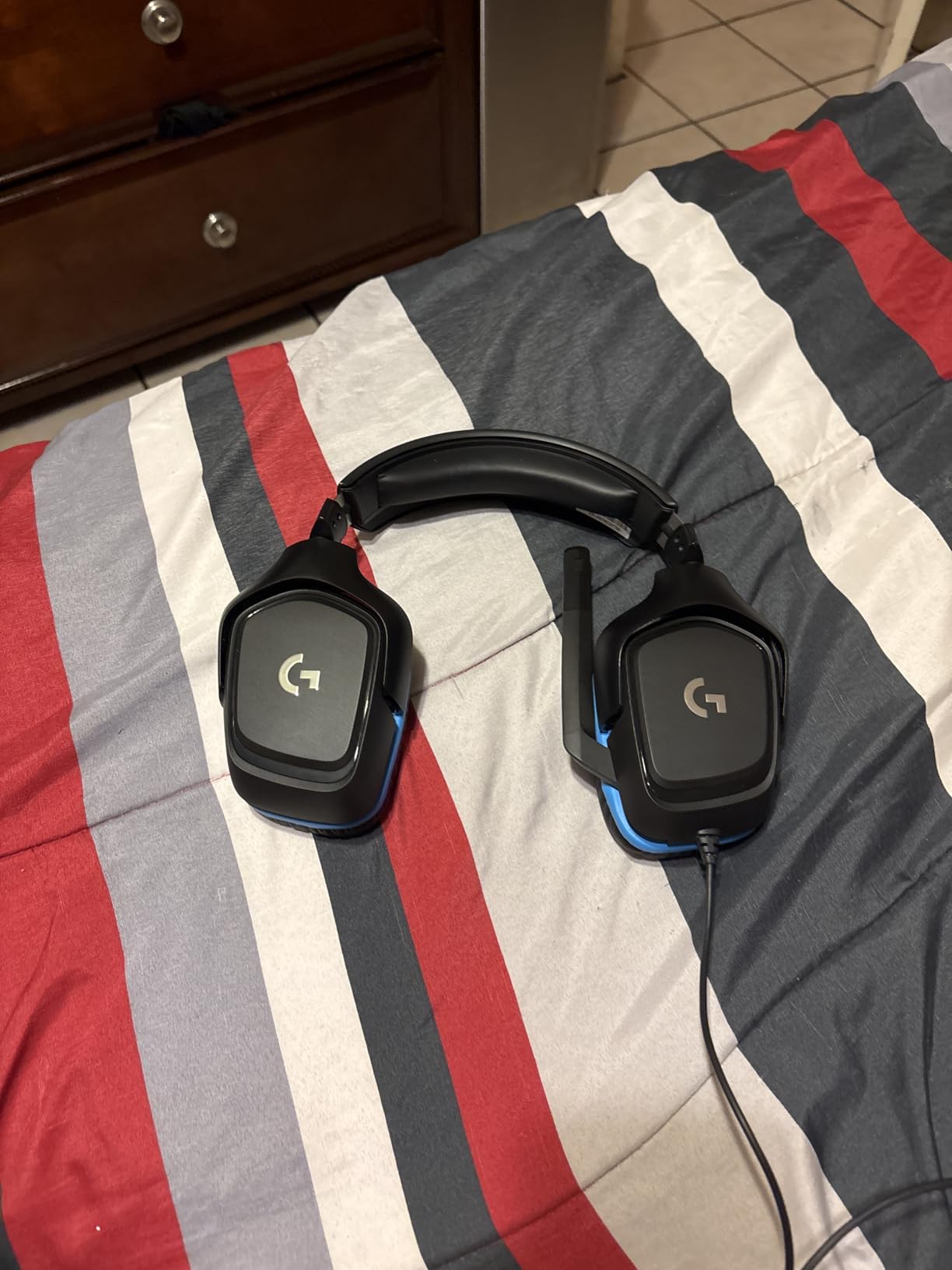 Logitech G432 Wired Gaming Headset, 7.1 Surround Sound, DTS Headphone:X 2.0, Flip-to-Mute Mic, PC (Leatherette) Black/Blue Customer Review Logitech G432 Wired Gaming Headset, 7.1 Surround Sound, DTS Headphone:X 2.0, Flip-to-Mute Mic, PC (Leatherette) Black/Blue - Customer Photo 1