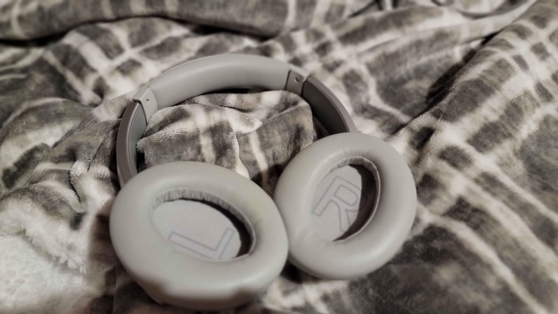 Soundcore Anker Life Q20 Hybrid Active Noise Cancelling Headphones, Wireless Over Ear Bluetooth Headphones, 70H Playtime, Hi-Res Audio, Deep Bass, Memory Foam Ear Cups, Travel, Office - Customer Photo 2