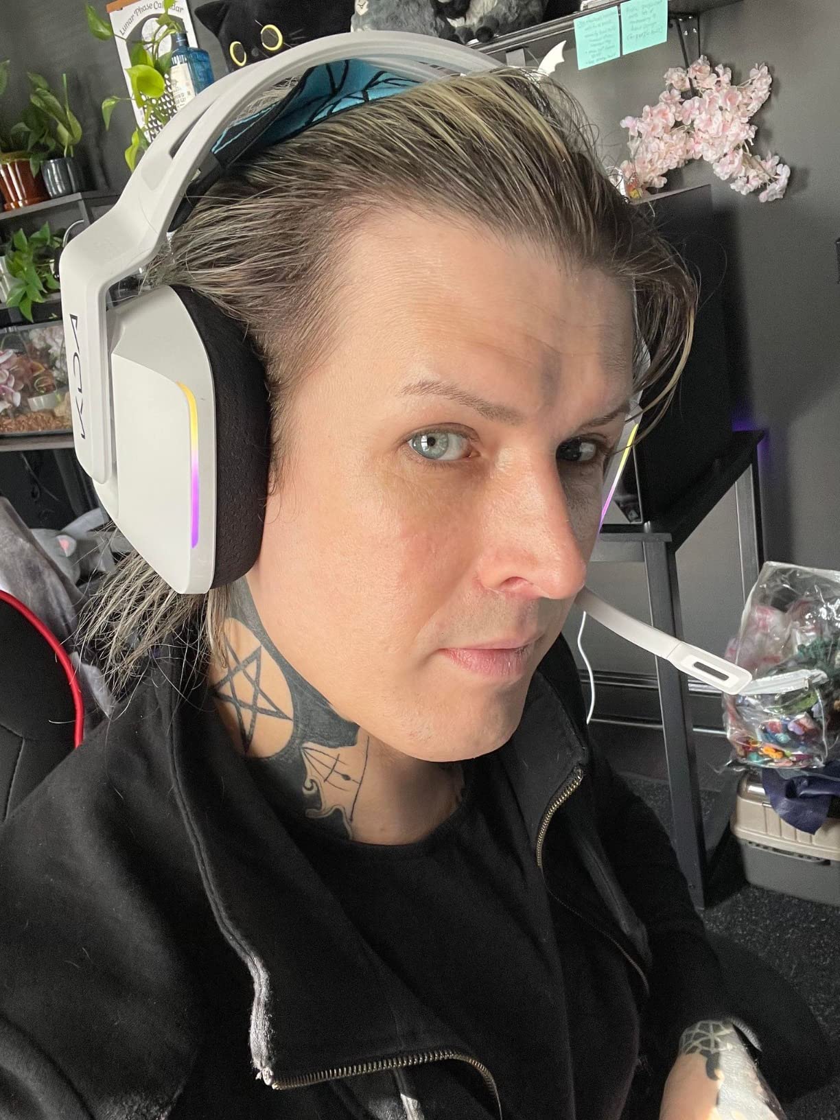 Logitech G733 Lightspeed Wireless Gaming Headset with Suspension Headband, LIGHTSYNC RGB, Blue VO!CE Mic Technology and PRO-G Audio Drivers, Lightweight, 29 Hour Battery Life, 20m Range - Lilac - Customer Photo 1