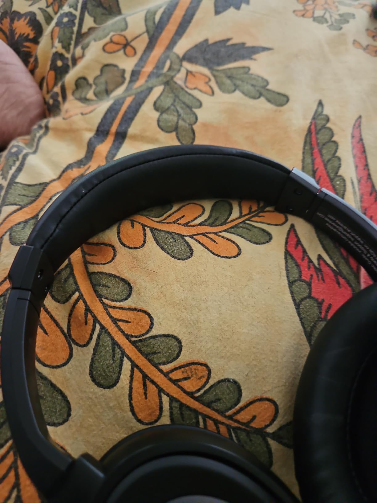 Avantree HF039 Long Coiled Cord Headphones for TV and PC with Volume Control, Stero/Mono Control,16.4 Feet / 5M Extended Range Cable, 3.5mm AUX Audio, Stereo Sound Spiral Wired Over Ear Headphones - Customer Photo 2