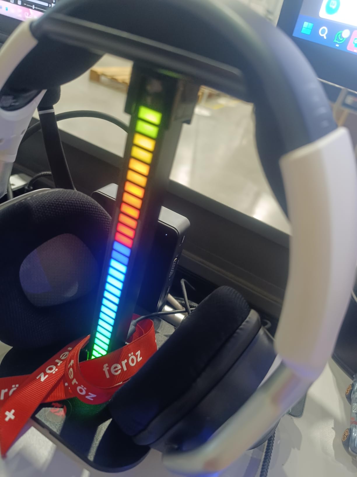 CORSAIR VOID RGB ELITE Wireless Gaming Headset – 7.1 Surround Sound – Omni-Directional Microphone – Microfiber Mesh Earpads – Up to 40ft Range – iCUE Compatible – PC, Mac, PS5, PS4 – White - Customer Photo 2