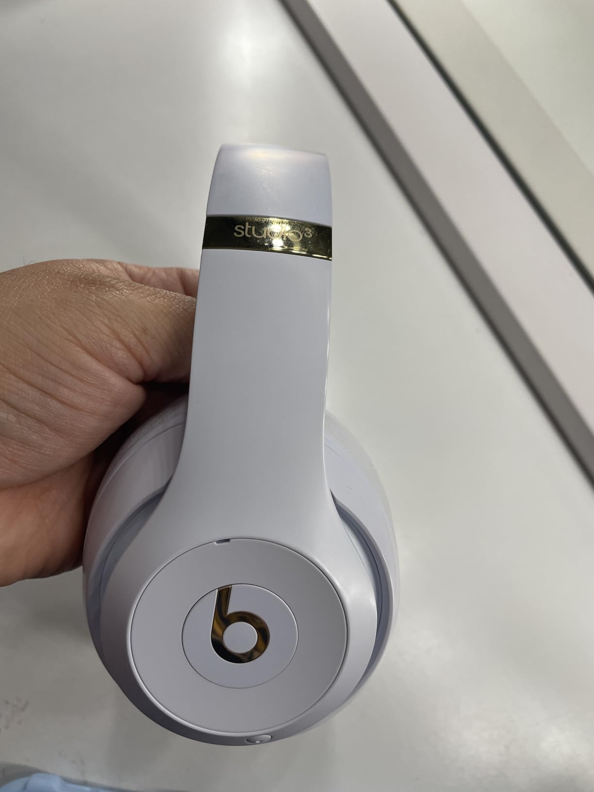 Beats Studio3 Wireless Noise Cancelling Over-Ear Headphones - Apple W1 Headphone Chip, Class 1 Bluetooth, 22 Hours of Listening Time, Built-in Microphone - White Customer Review Beats Studio3 Wireless Noise Cancelling Over-Ear Headphones - Apple W1 Headphone Chip, Class 1 Bluetooth, 22 Hours of Listening Time, Built-in Microphone - White - Customer Photo 4