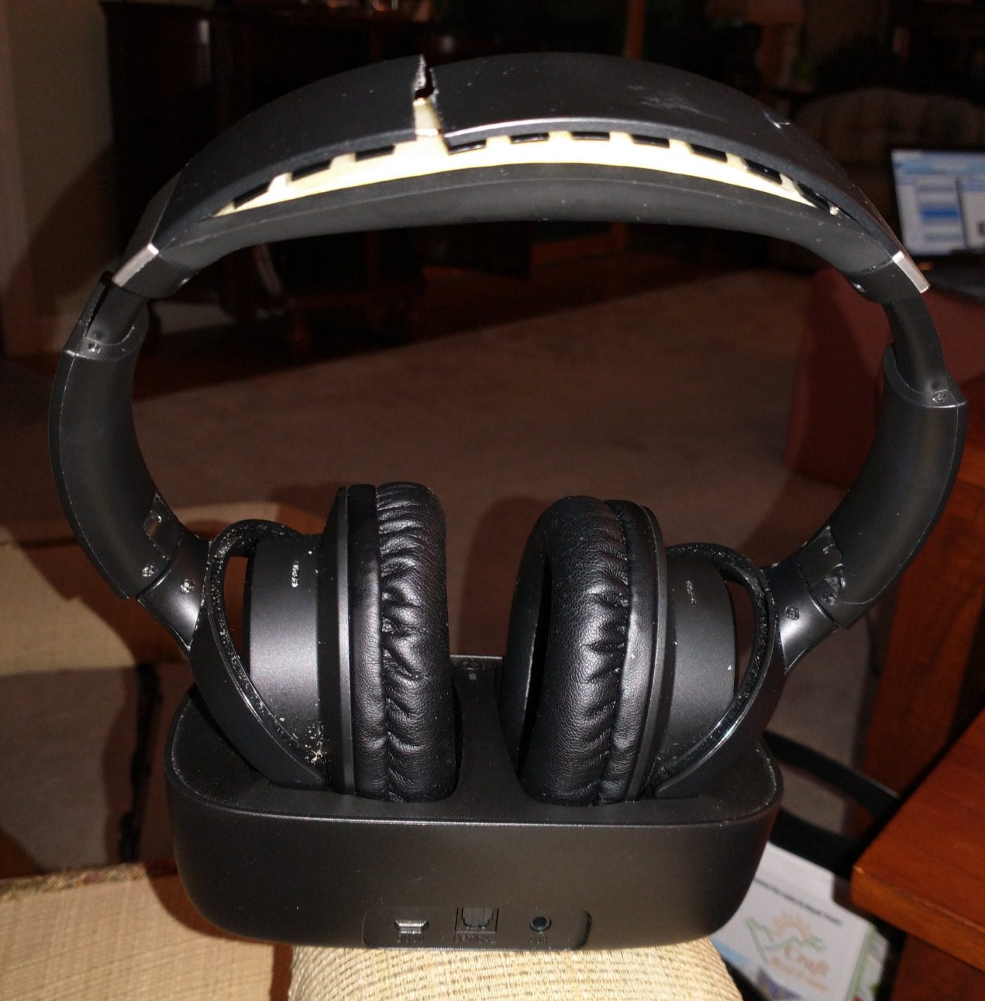 Avantree Ensemble - Wireless Headphones for TV Watching for Seniors with Clear Voice, Easy Setup & Charging Dock, 35H Play Time, Comfortable, Works with Optical, AUX & Bluetooth TVs Customer Review Avantree Ensemble - Wireless Headphones for TV Watching for Seniors with Clear Voice, Easy Setup & Charging Dock, 35H Play Time, Comfortable, Works with Optical, AUX & Bluetooth TVs - Customer Photo 4