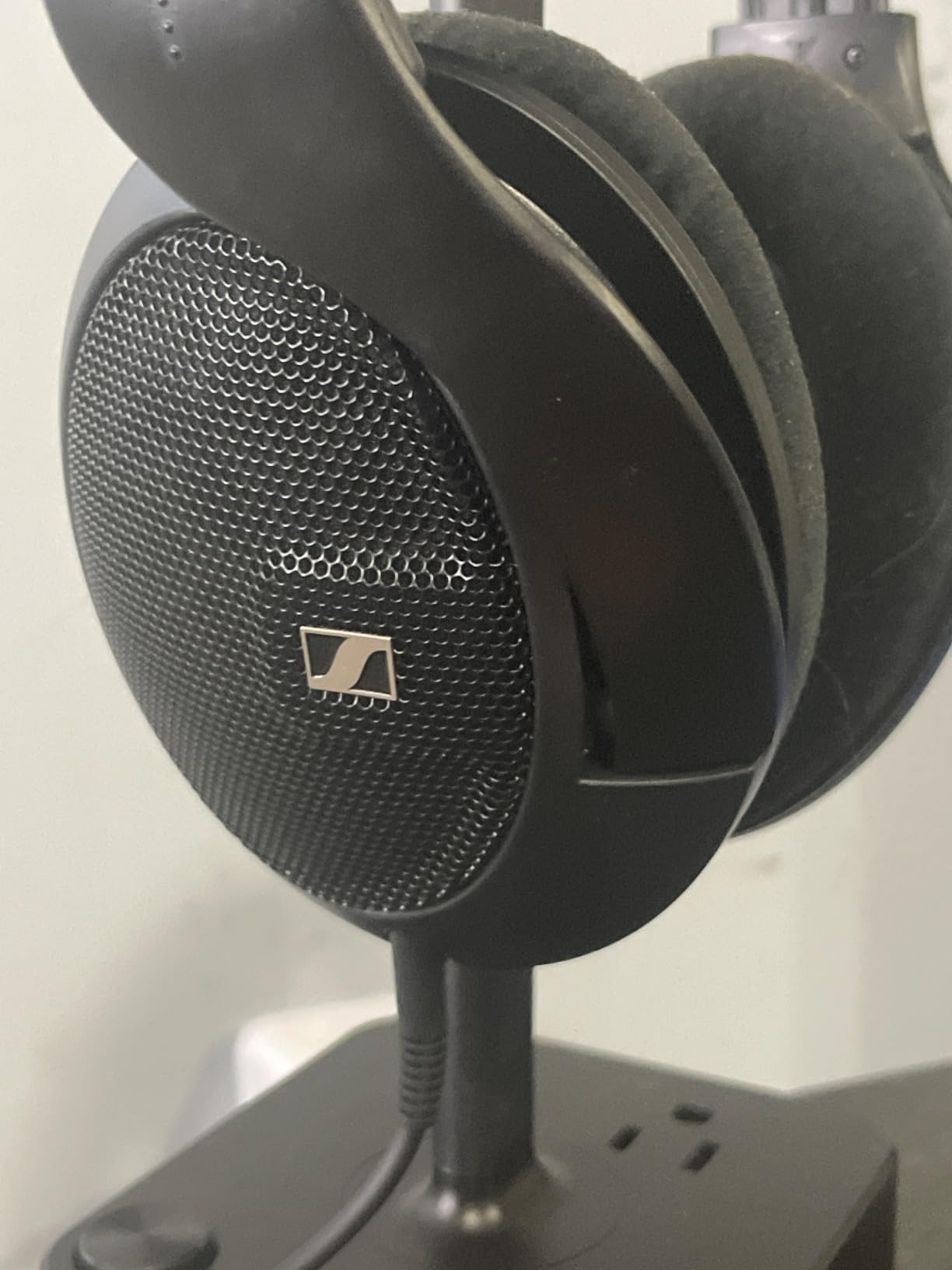 Sennheiser HD 560 S Over-The-Ear Audiophile Headphones - Neutral Frequency Response, E.A.R. Technology for Wide Sound Field, Open-Back Earcups, Detachable Cable, (Black) (HD 560S) - Customer Photo 2