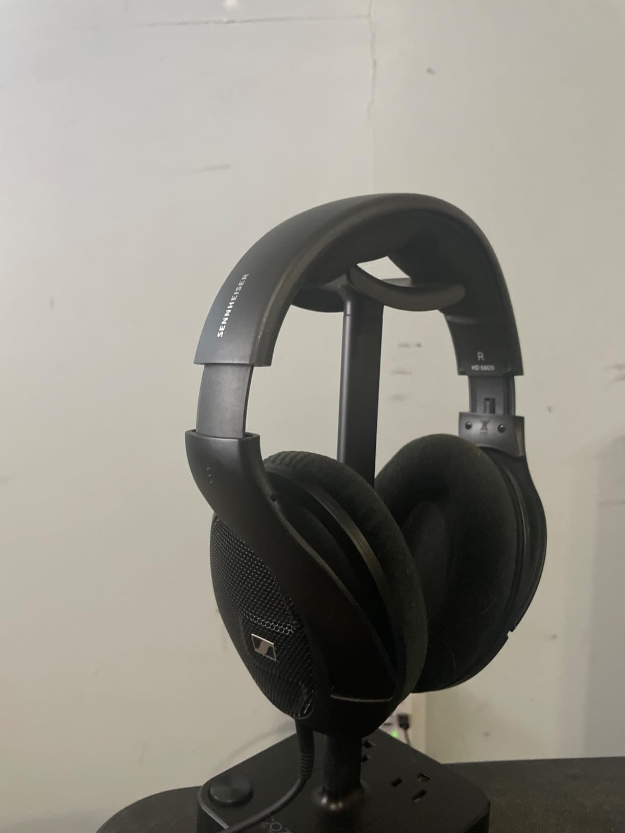 Sennheiser HD 560 S Over-The-Ear Audiophile Headphones - Neutral Frequency Response, E.A.R. Technology for Wide Sound Field, Open-Back Earcups, Detachable Cable, (Black) (HD 560S) - Customer Photo 2