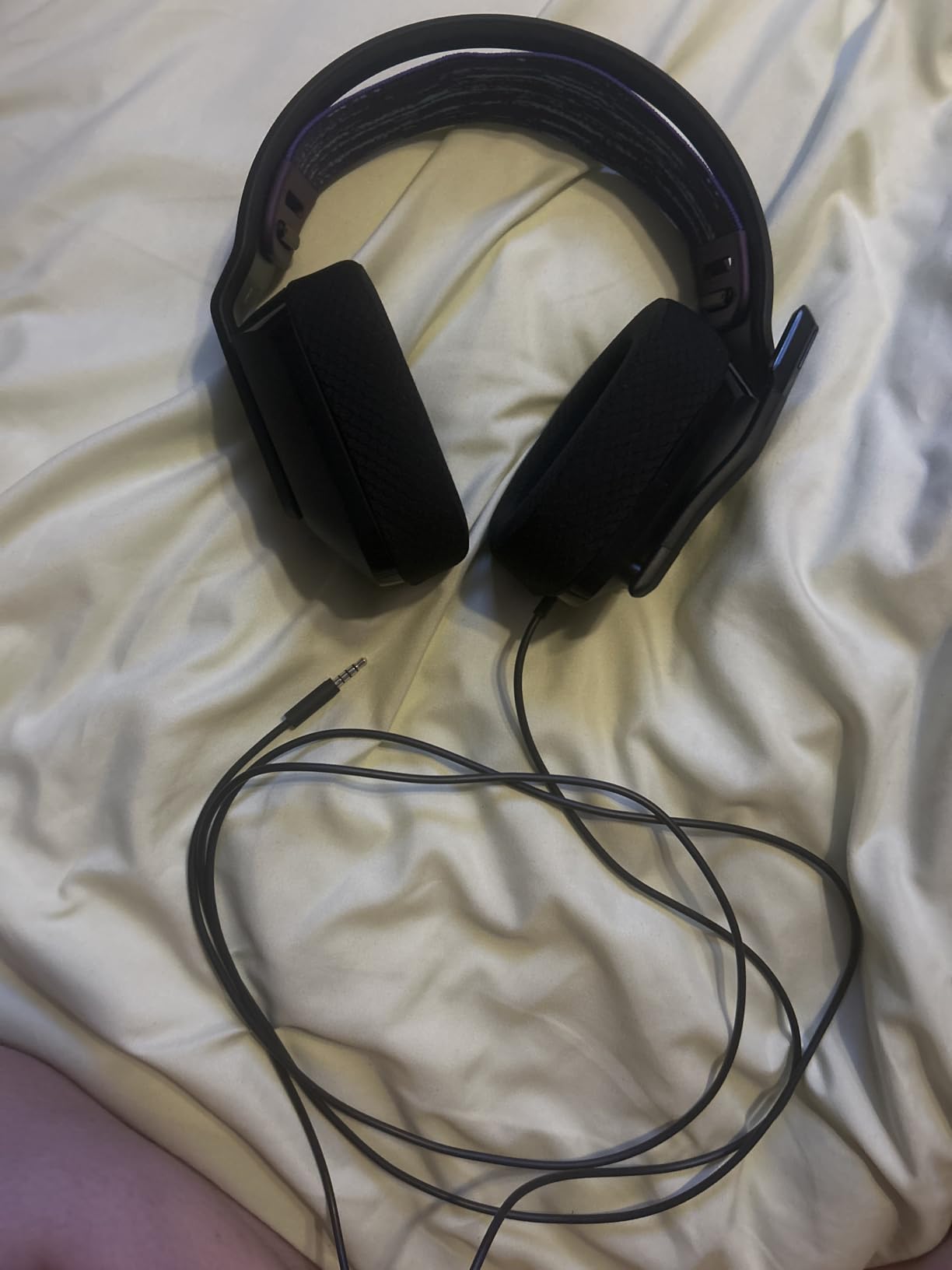 Logitech G535 LIGHTSPEED Wireless Gaming Headset - Lightweight on-ear headphones, flip to mute mic, stereo, USB rechargeable - Black - Customer Photo 1