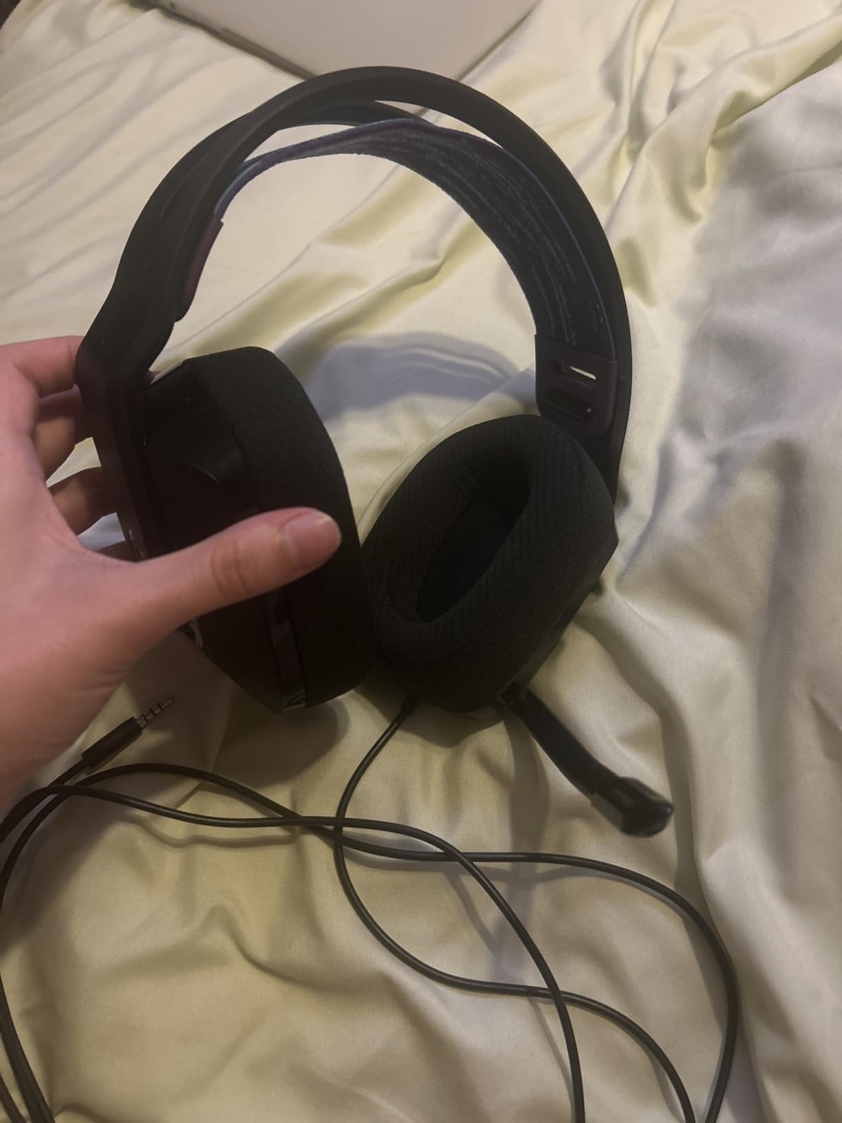 Logitech G535 LIGHTSPEED Wireless Gaming Headset - Lightweight on-ear headphones, flip to mute mic, stereo, USB rechargeable - Black - Customer Photo 2