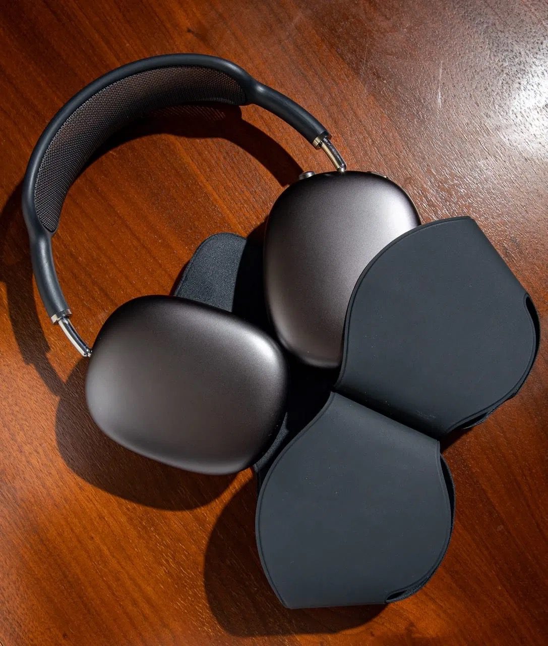 AirPods Max Wireless Over-Ear Headphones, Active Noise Cancelling, Transparency Mode, Personalized Spatial Audio, Dolby Atmos, Bluetooth Headphones for iPhone - Space Gray customer photo 1