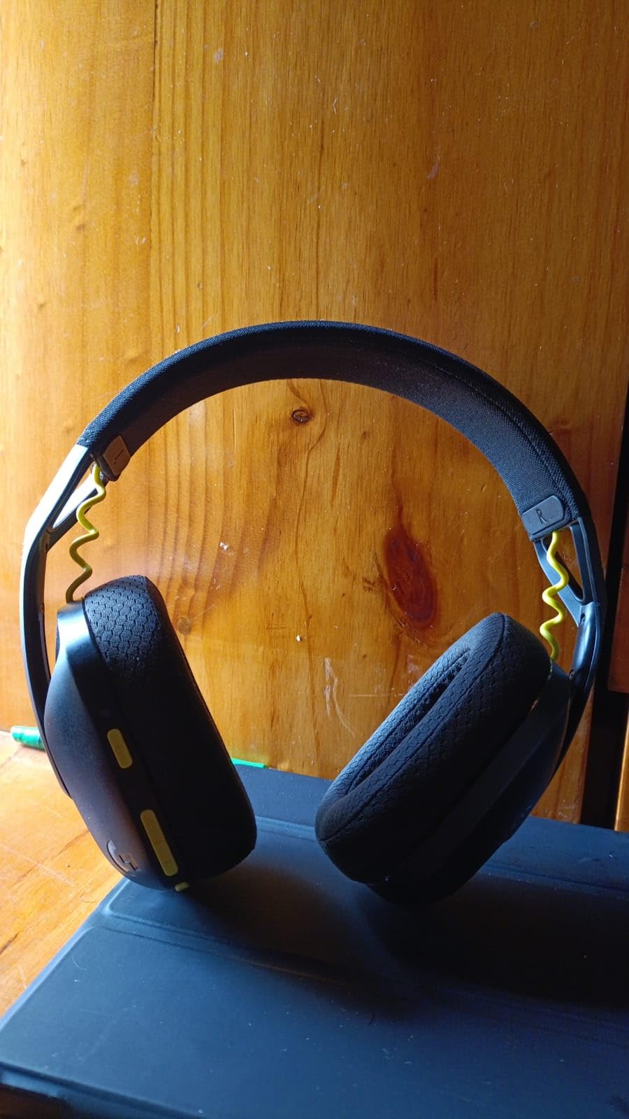 Logitech G435 Lightspeed & Bluetooth Wireless Gaming Headset - Lightweight Over-Ear Headphones, Built-in mics, 18h Battery, Dolby Atmos, PC, PS4, PS5, Nintendo Switch/Switch 2, Mobile - Black customer photo 1