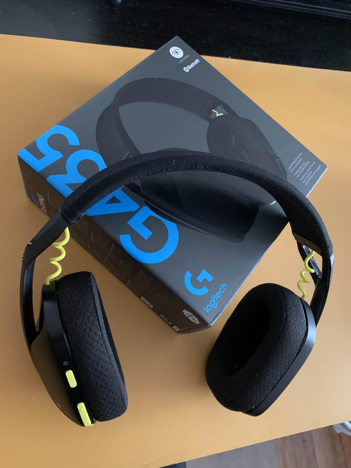 Logitech G435 LIGHTSPEED and Bluetooth Wireless Gaming Headset - Lightweight over-ear headphones, built-in mics, 18h battery, compatible with Dolby Atmos, PC, Mobile - Black - Customer Photo 4
