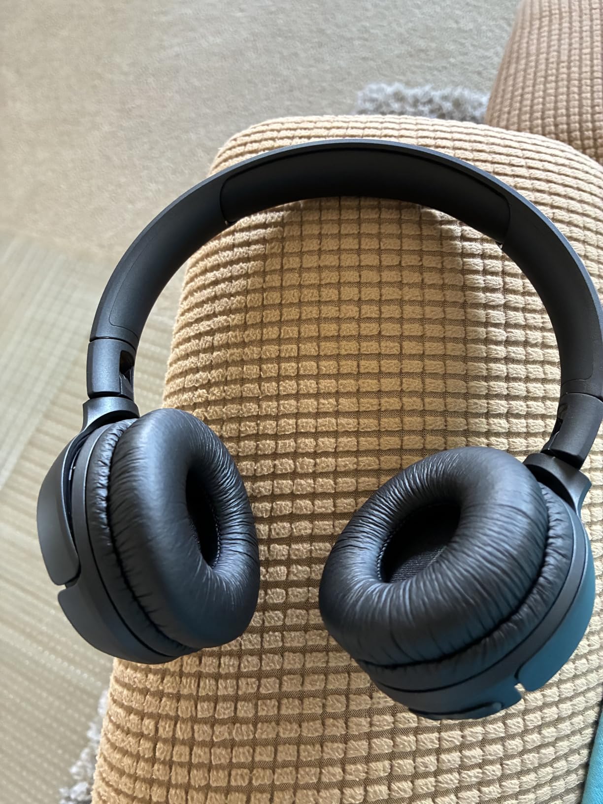 JBL Tune 510BT - Bluetooth headphones with up to 40 hours battery, microphone for call, foldable and comfortable, Android and iOs compatible (Black) - Customer Photo 1