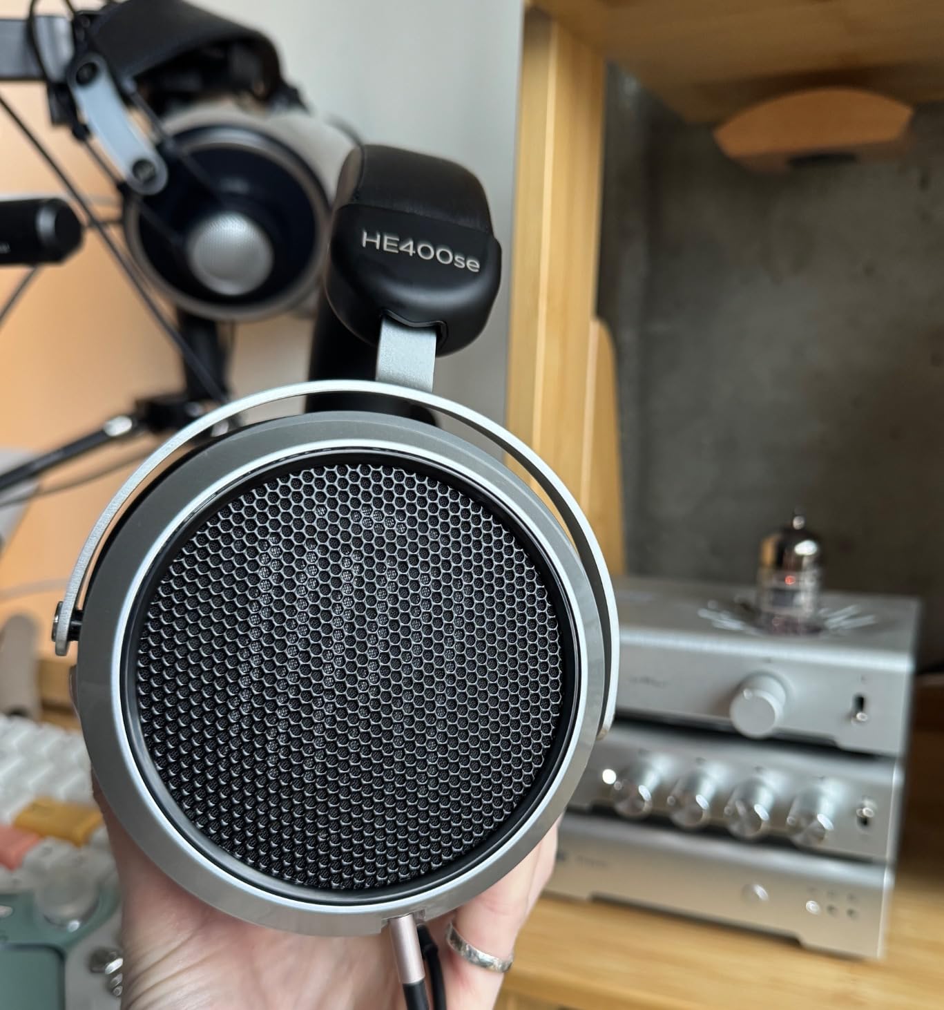 HIFIMAN HE400SE Stealth Magnets Version Over-Ear Open-Back Full-Size Planar Magnetic Wired Headphones for Audiophiles/Studio, Great-Sounding, Stereo, High Sensitivity, Comfortable, Sliver - Customer Photo 3