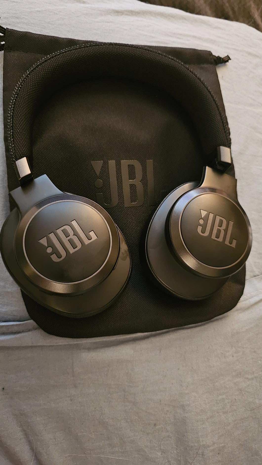 JBL Live 660NC - Wireless Over-ear Noise Cancelling headphones, JBL Signature Sound, Voice Assist, Up to 50Hrs of Battery with Speed Charging, Comfort-fit fabric headband and carrying pouch (Black) - Customer Photo 2
