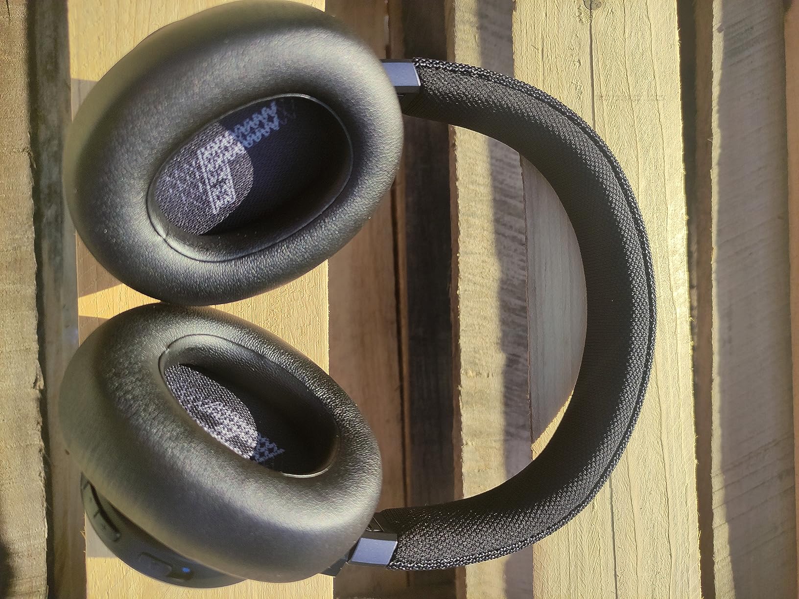 JBL Live 660NC - Wireless Over-ear Noise Cancelling headphones, JBL Signature Sound, Voice Assist, Up to 50Hrs of Battery with Speed Charging, Comfort-fit fabric headband and carrying pouch (Black) - Customer Photo 4