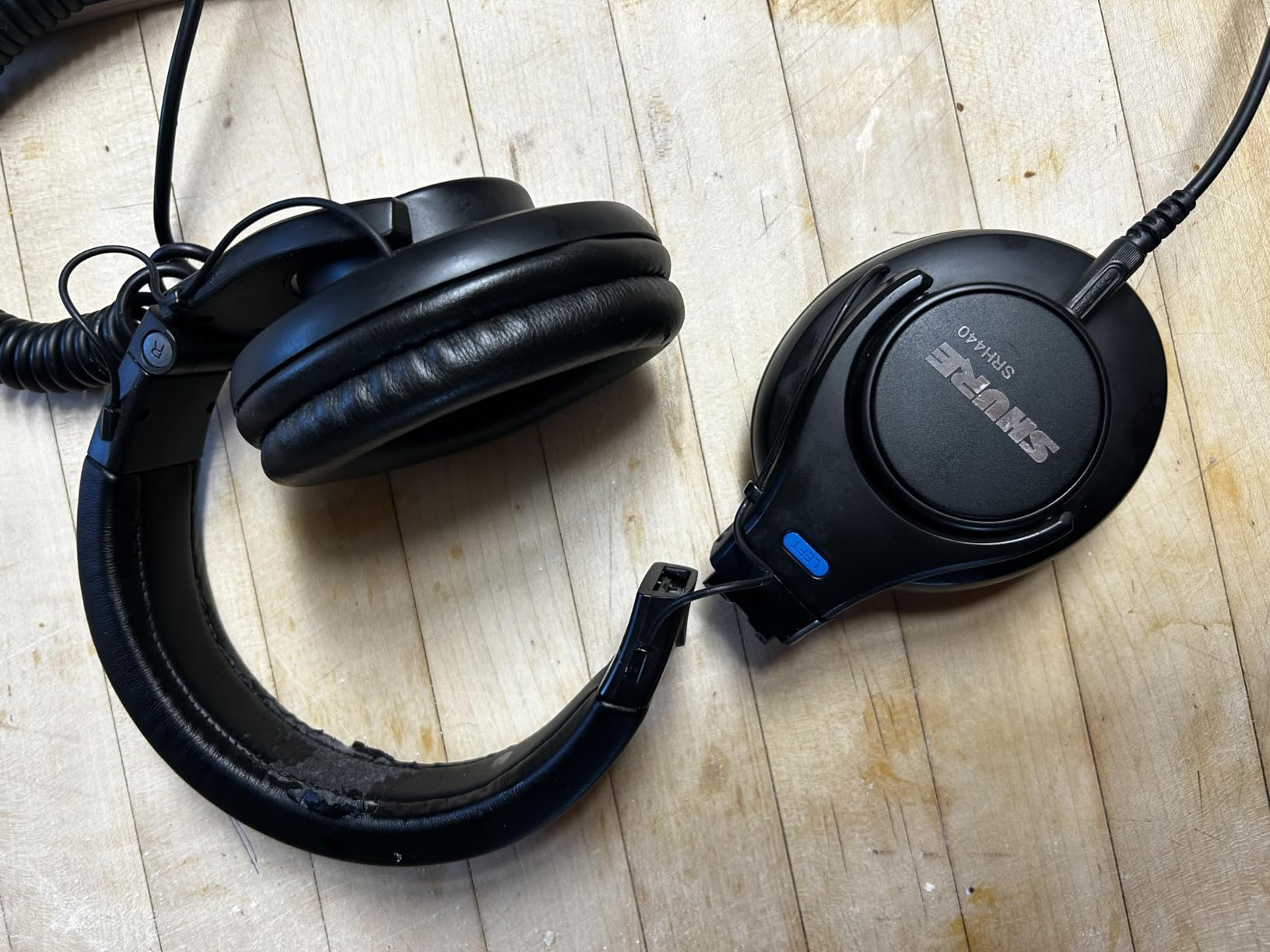 Shure SRH440A Over-Ear Wired Headphones for Monitoring & Recording, Professional Studio Grade - Customer Photo 4