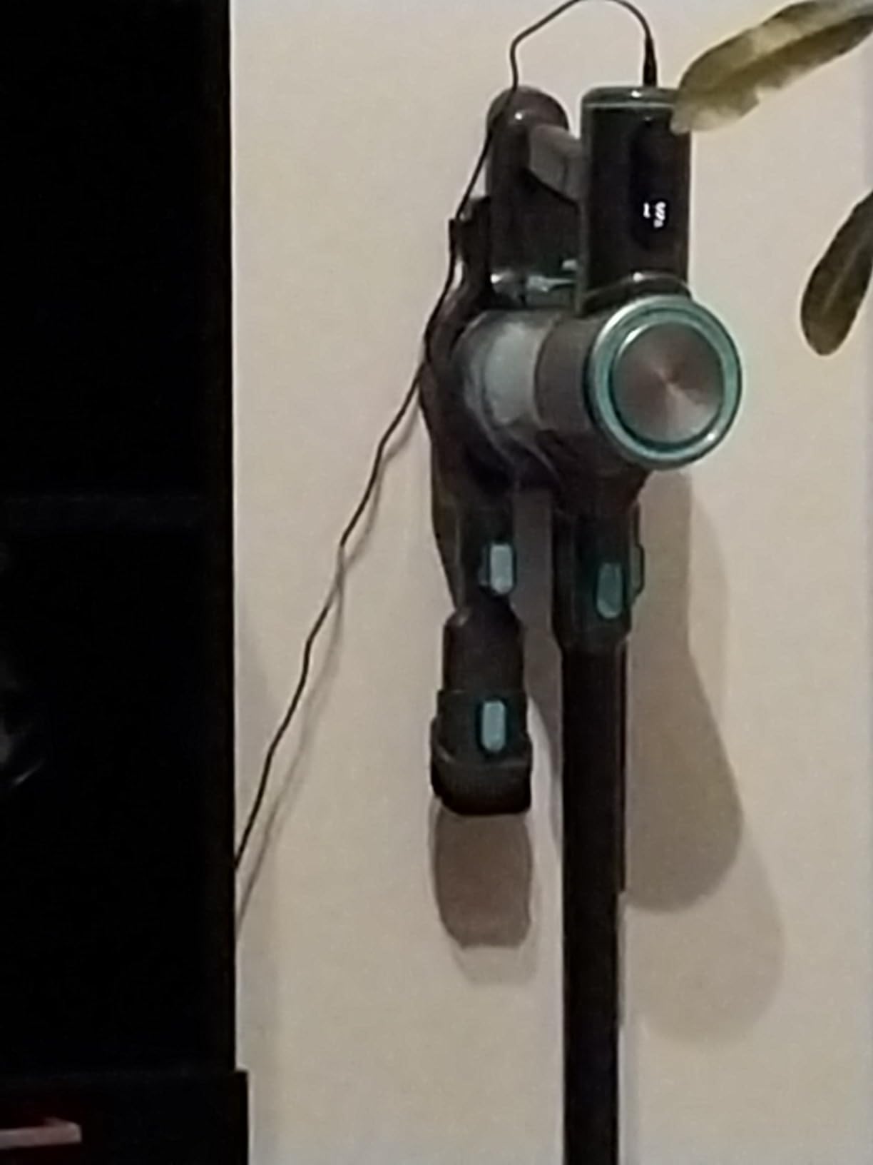 Wyze Cordless Vacuum Cleaner with 20000Pa Powerful Suction, Lightweight Stick with HEPA Filter, 300W Powerful Brushless Motor, 40mins Runtime in Eco Mode, for Home Hard Floor Carpet Pet Hair - Customer Photo 1