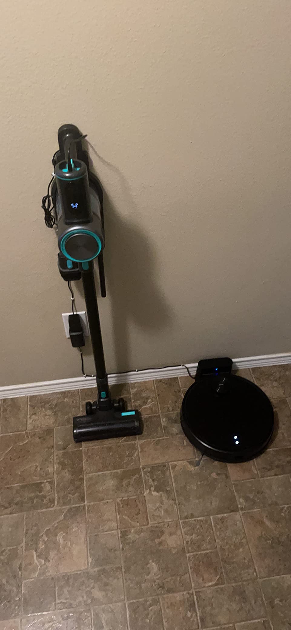 Wyze Cordless Vacuum Cleaner with 20000Pa Powerful Suction, Lightweight Stick with HEPA Filter, 300W Powerful Brushless Motor, 40mins Runtime in Eco Mode, for Home Hard Floor Carpet Pet Hair - Customer Photo 2