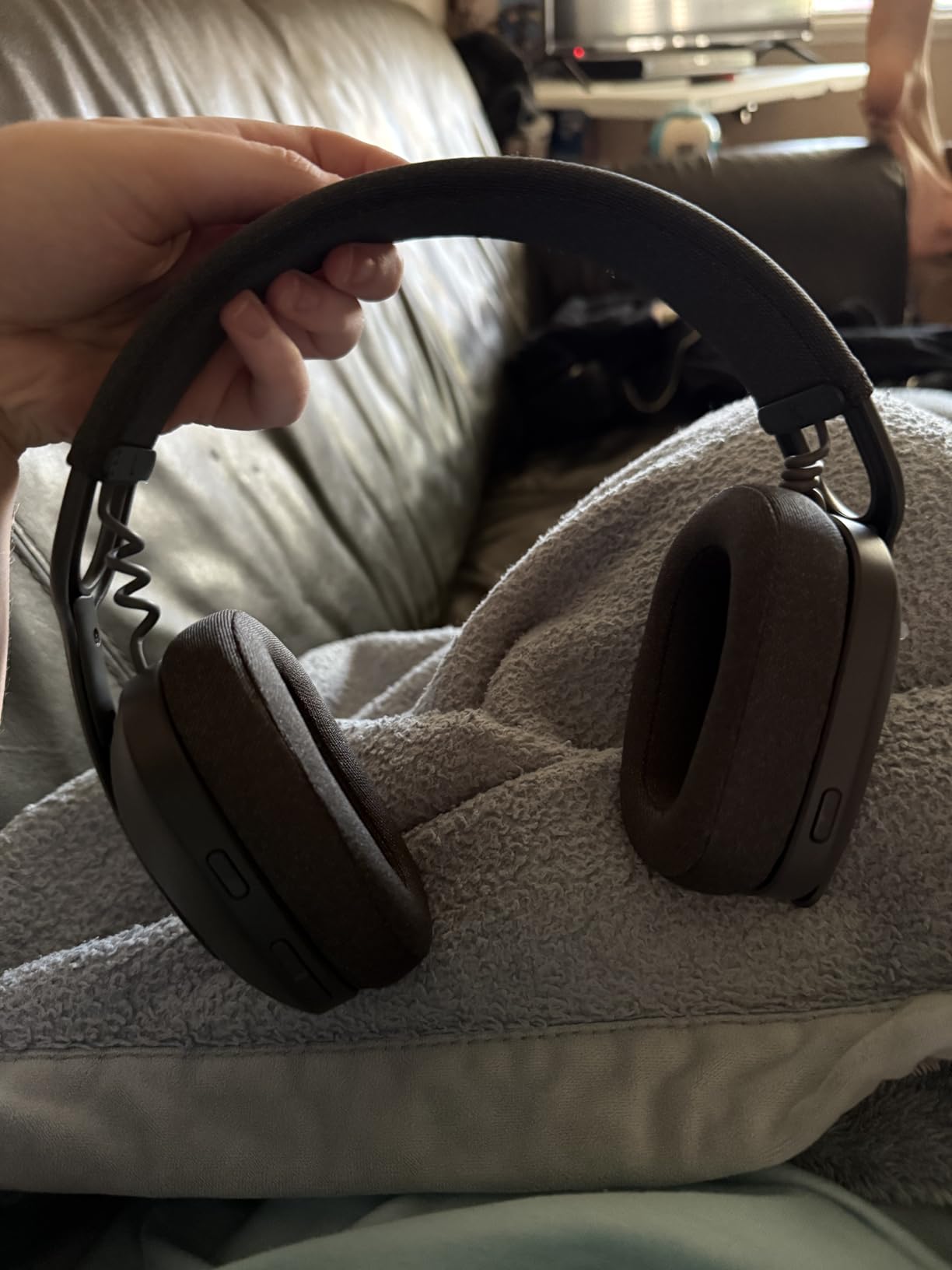 Logitech Zone Vibe 100 Lightweight Wireless Over Ear Headphones with Noise Canceling Microphone, Advanced Multipoint Bluetooth Headset, Works with Teams, Google Meet, Zoom, Mac/PC - Graphite - Customer Photo 1