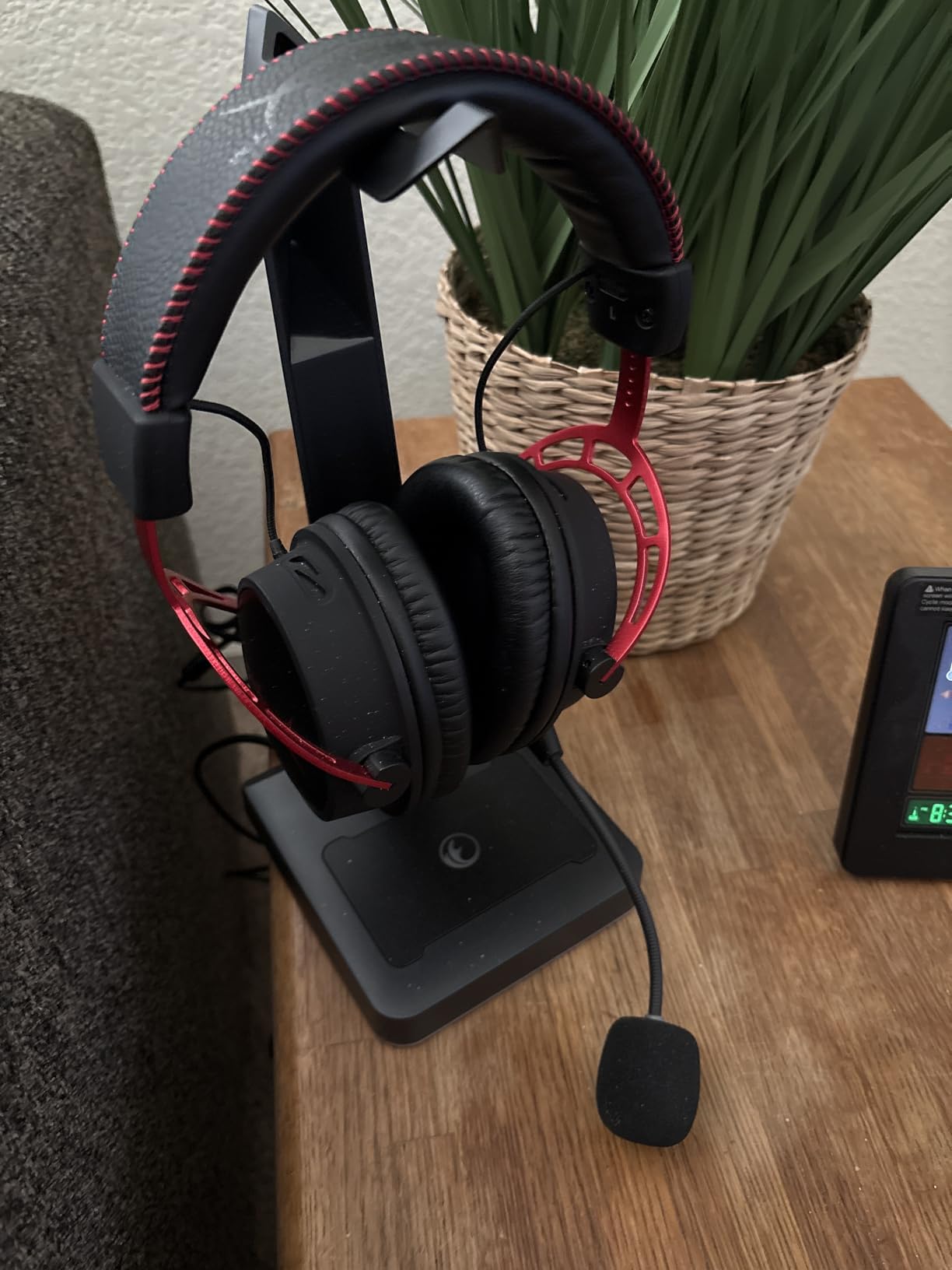 HyperX Cloud Alpha Wireless - Gaming Headset for PC, 300-hour battery life, DTS Headphone:X Spatial Audio, Memory foam, Dual Chamber Drivers, Noise-canceling mic, Durable aluminum frame,Red Customer Review HyperX Cloud Alpha Wireless - Gaming Headset for PC, 300-hour battery life, DTS Headphone:X Spatial Audio, Memory foam, Dual Chamber Drivers, Noise-canceling mic, Durable aluminum frame,Red - Customer Photo 1