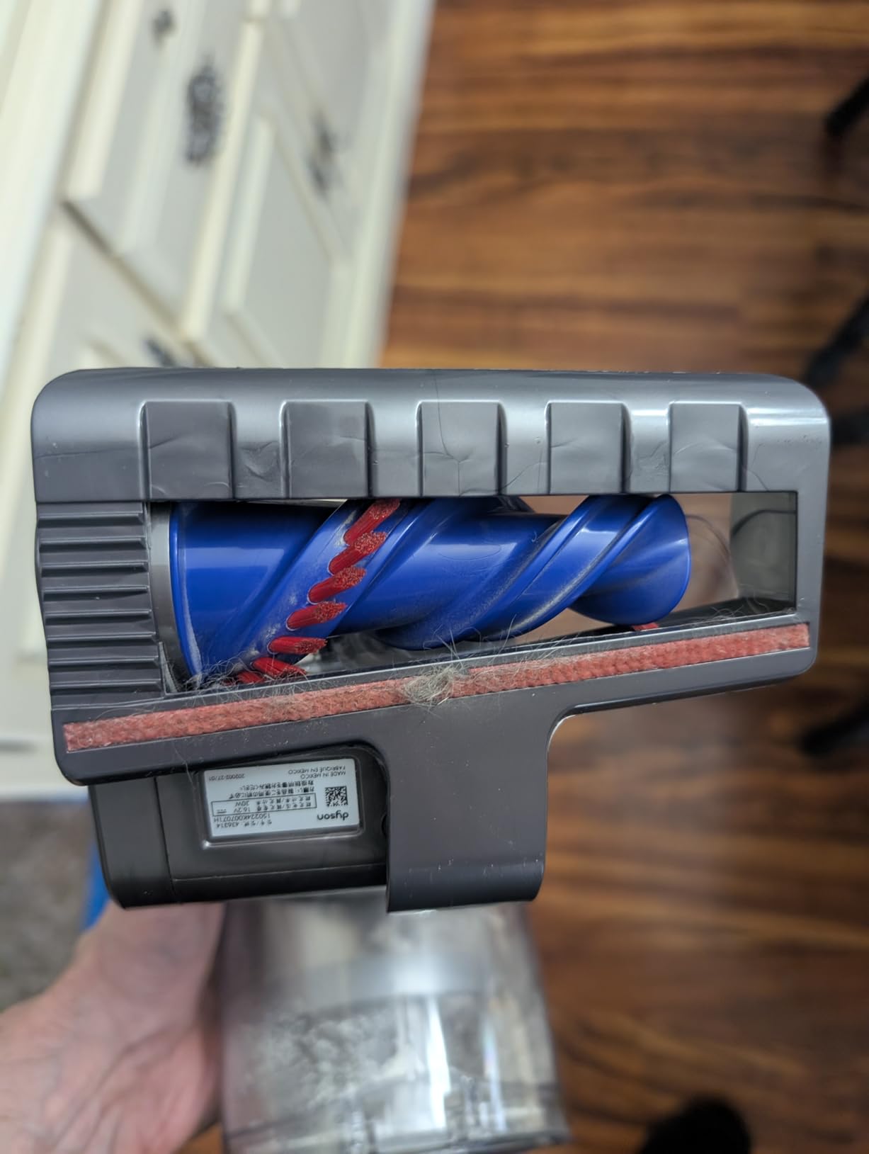 Dyson V8 Cordless Vacuum, Cleans Hard Floors and Carpets, Detangles, Converts to Handheld, 115AW, 2 Power Modes, Up to 40 Minutes¹ - Customer Photo 2