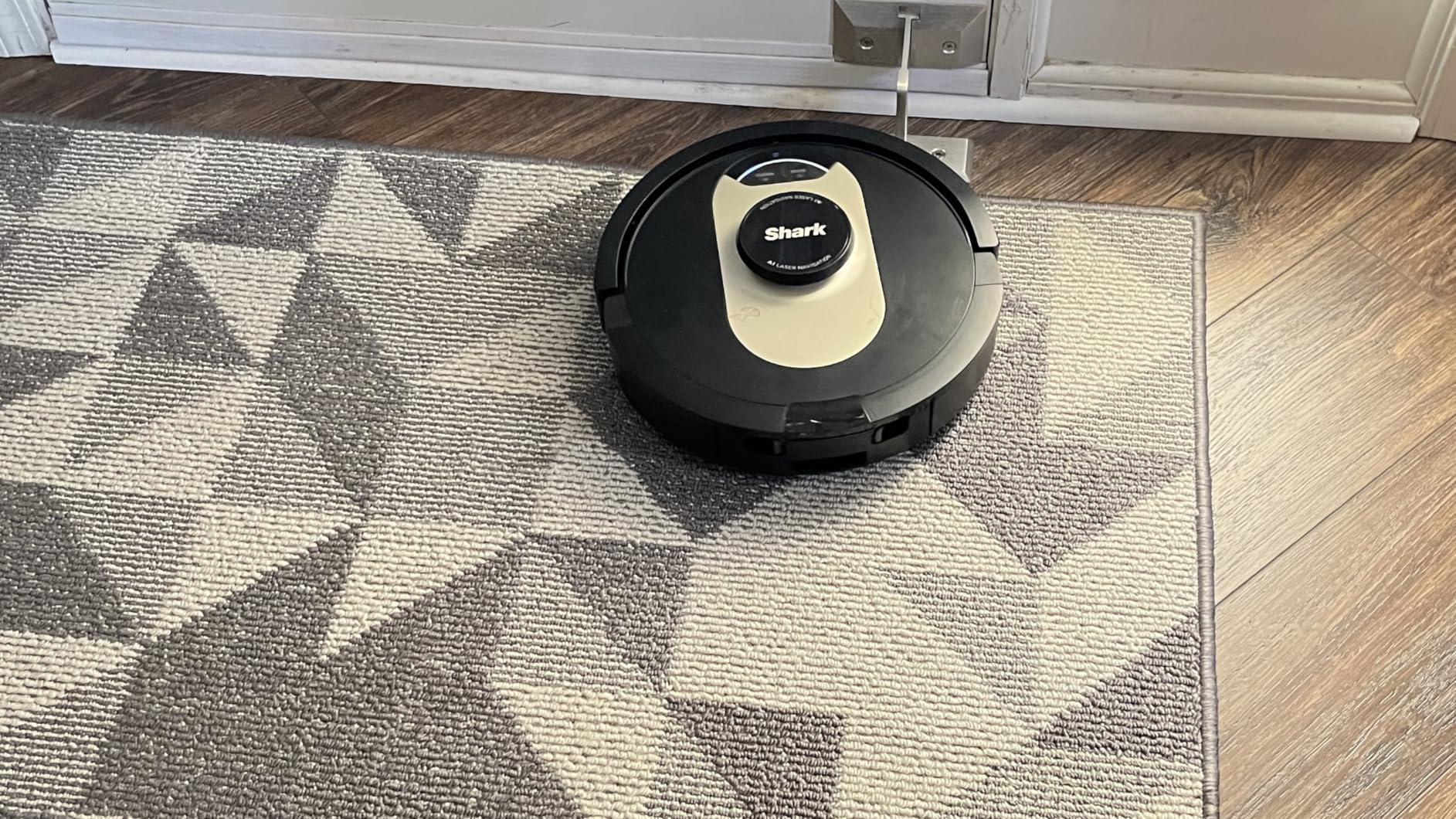 Shark Robot Vacuum & Mop Combo, Powerful Suction, Matrix Plus, 60-Day Debris Capacity, HEPA Bagless Self Empty Base, Sonic Mopping, Home Mapping for Pet Hair - Carpets & Hardfloor, AV2610WA - Customer Photo 1