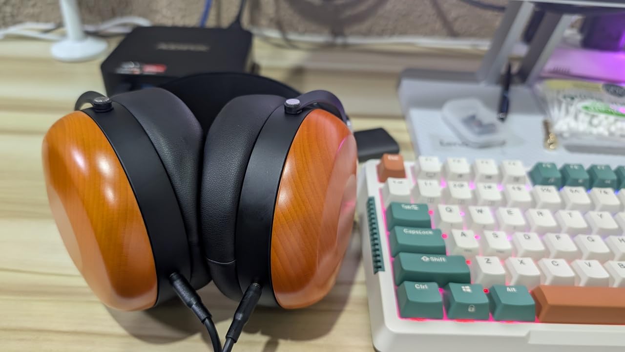 HIFIMAN SUNDARA Closed-Back Over-Ear Planar Magnetic Wired Hi-Fi Headphones with Stealth Magnet Design, Detachable Cable, Wood Ear Cups for Home, Studio, Recording - Customer Photo 2