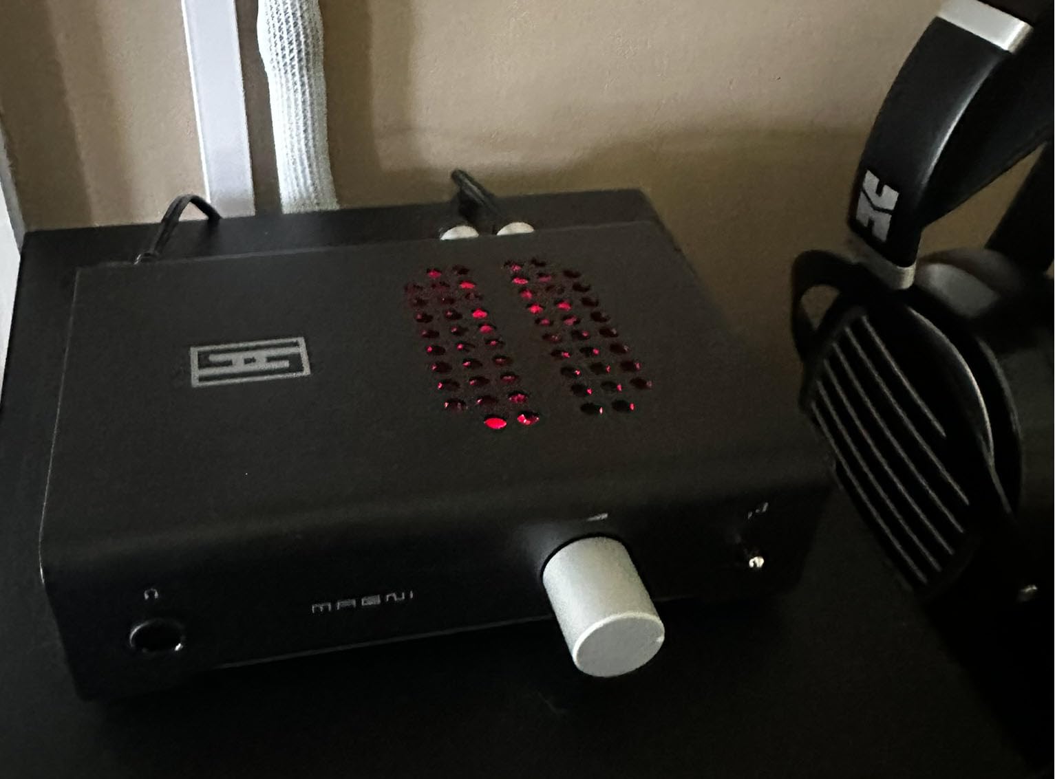 Schiit Magni Heretic 120db SINAD 2400mW Headphone Amp & Preamp (Black) - Customer Photo 2