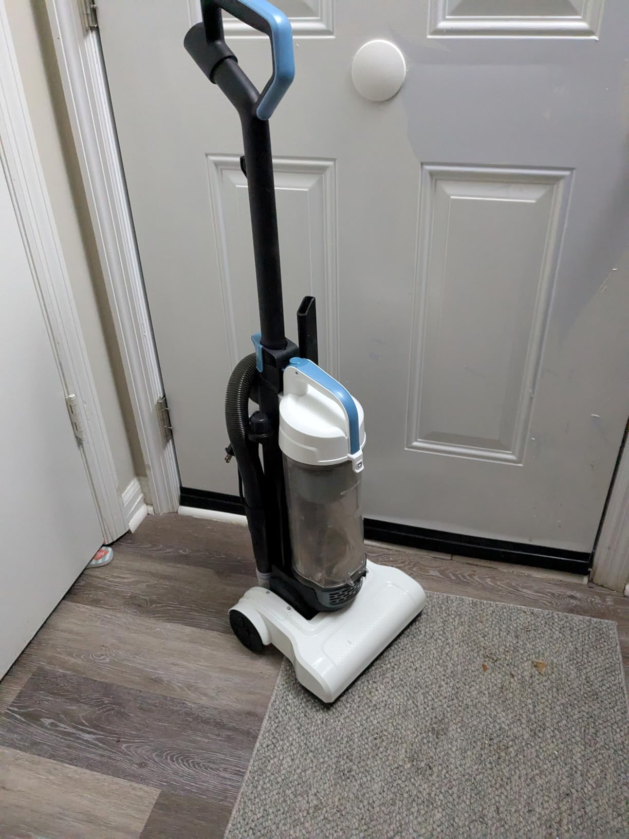 Amazon Basics Upright Bagless Vacuum Cleaner for Carpet and Hard Floors, With Crevice and Upholstery Tools, Detachable Handle, Lightweight (8.4 lbs), 1.7L Dust Cup, 720W, 25ft Cord, Black/White - Customer Photo 5